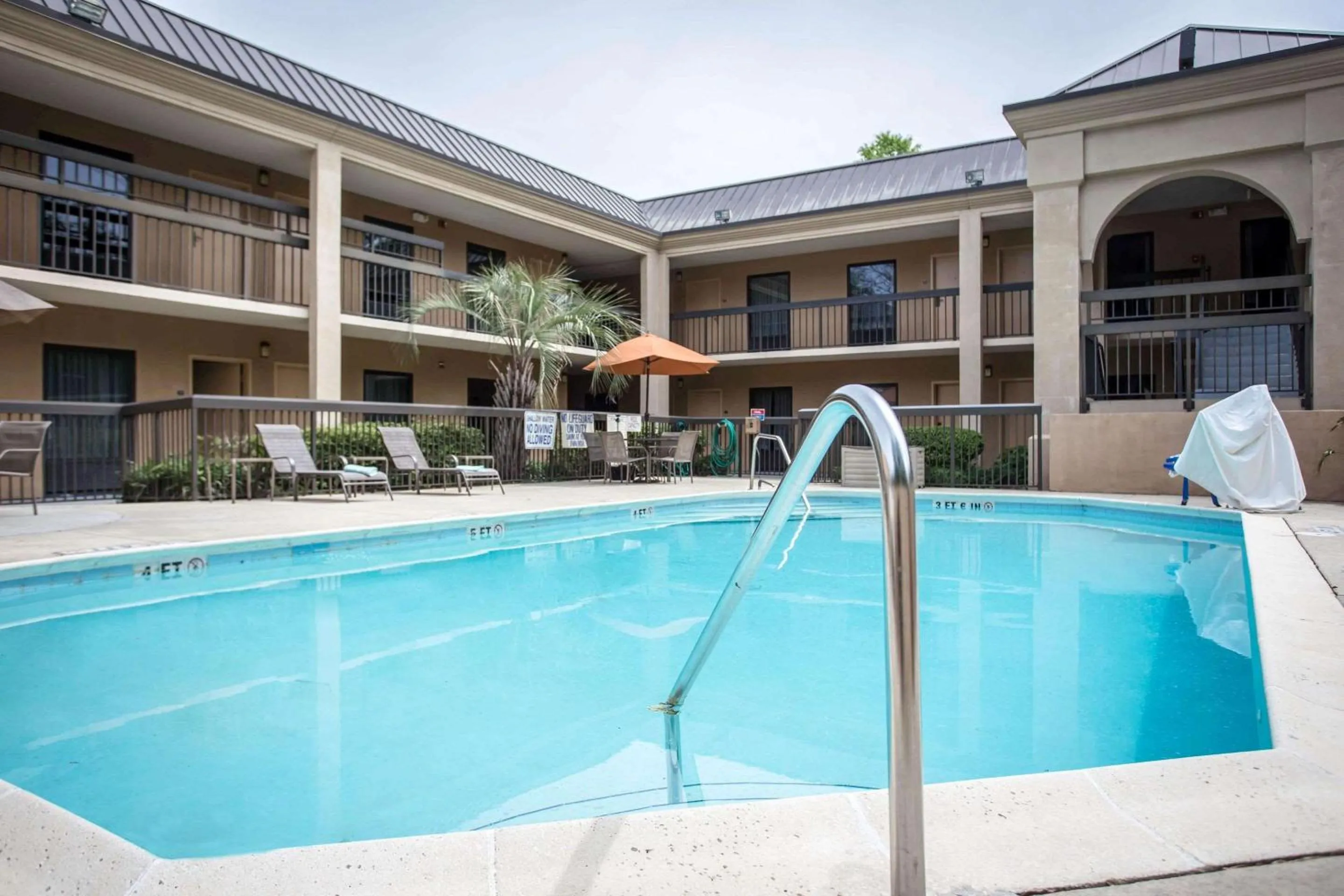 Swimming pool in Clarion Inn & Suites Aiken South