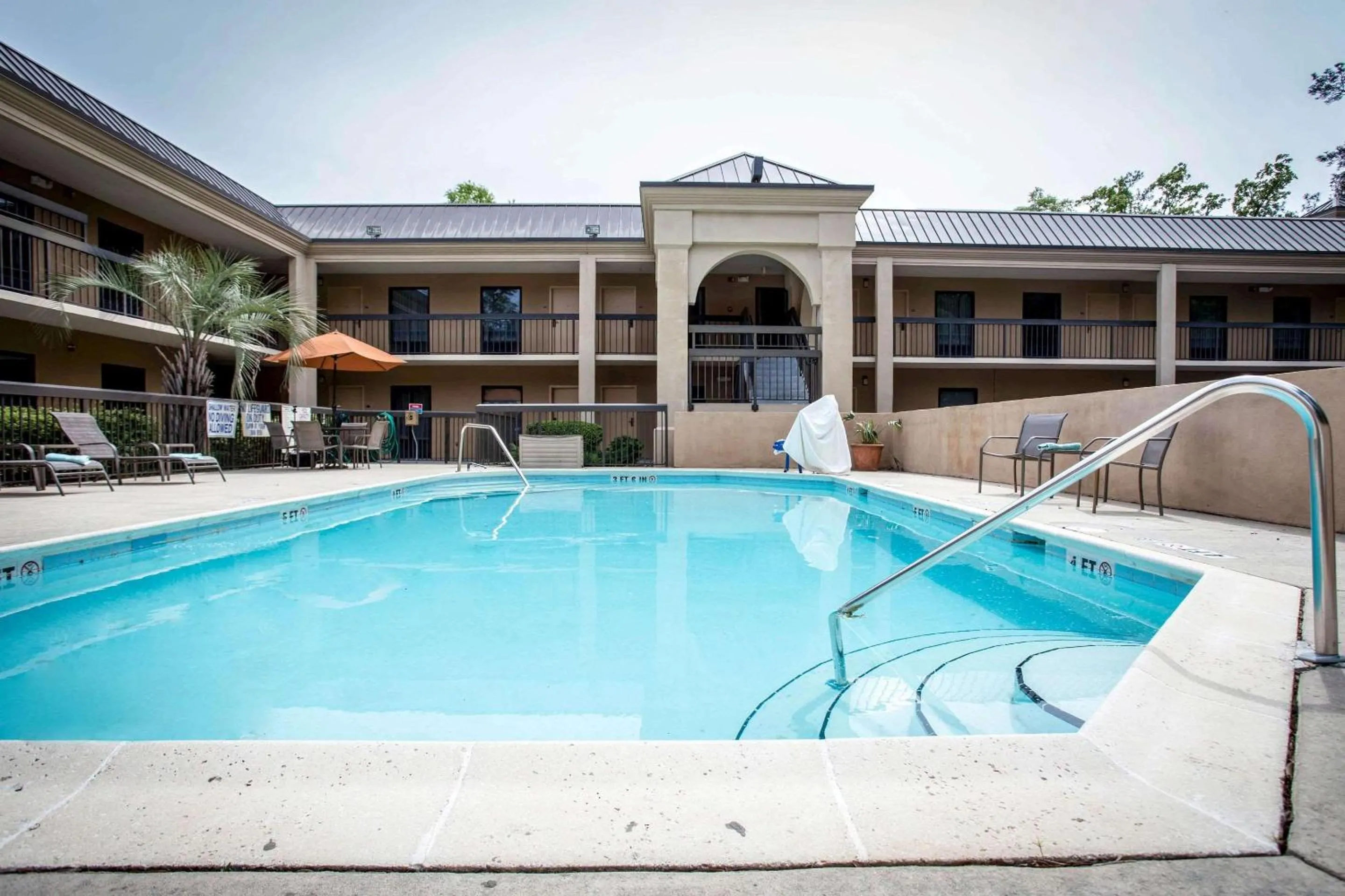 Swimming pool in Clarion Inn & Suites Aiken South