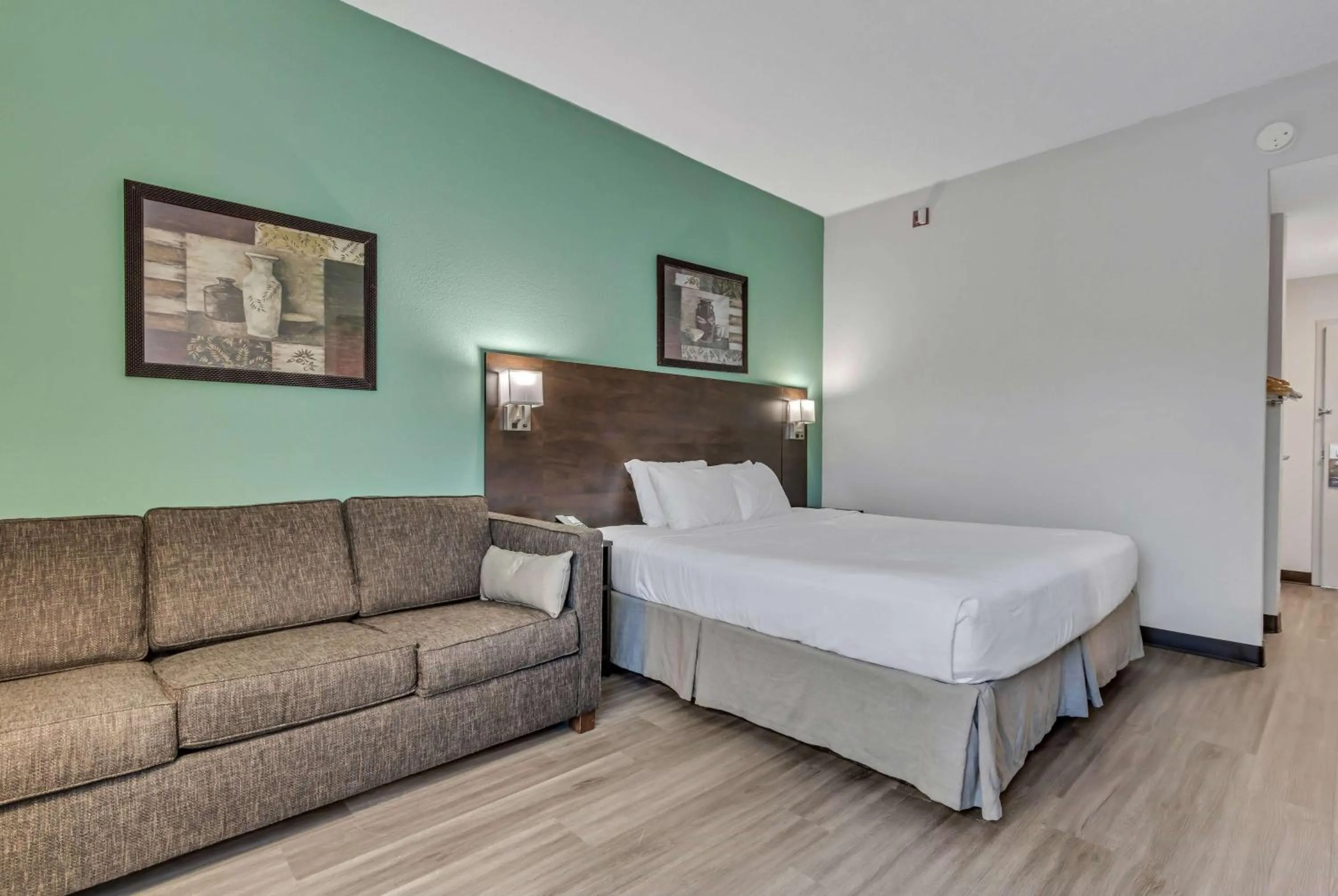 Photo of the whole room, Bed in Baymont by Wyndham North Myrtle Beach