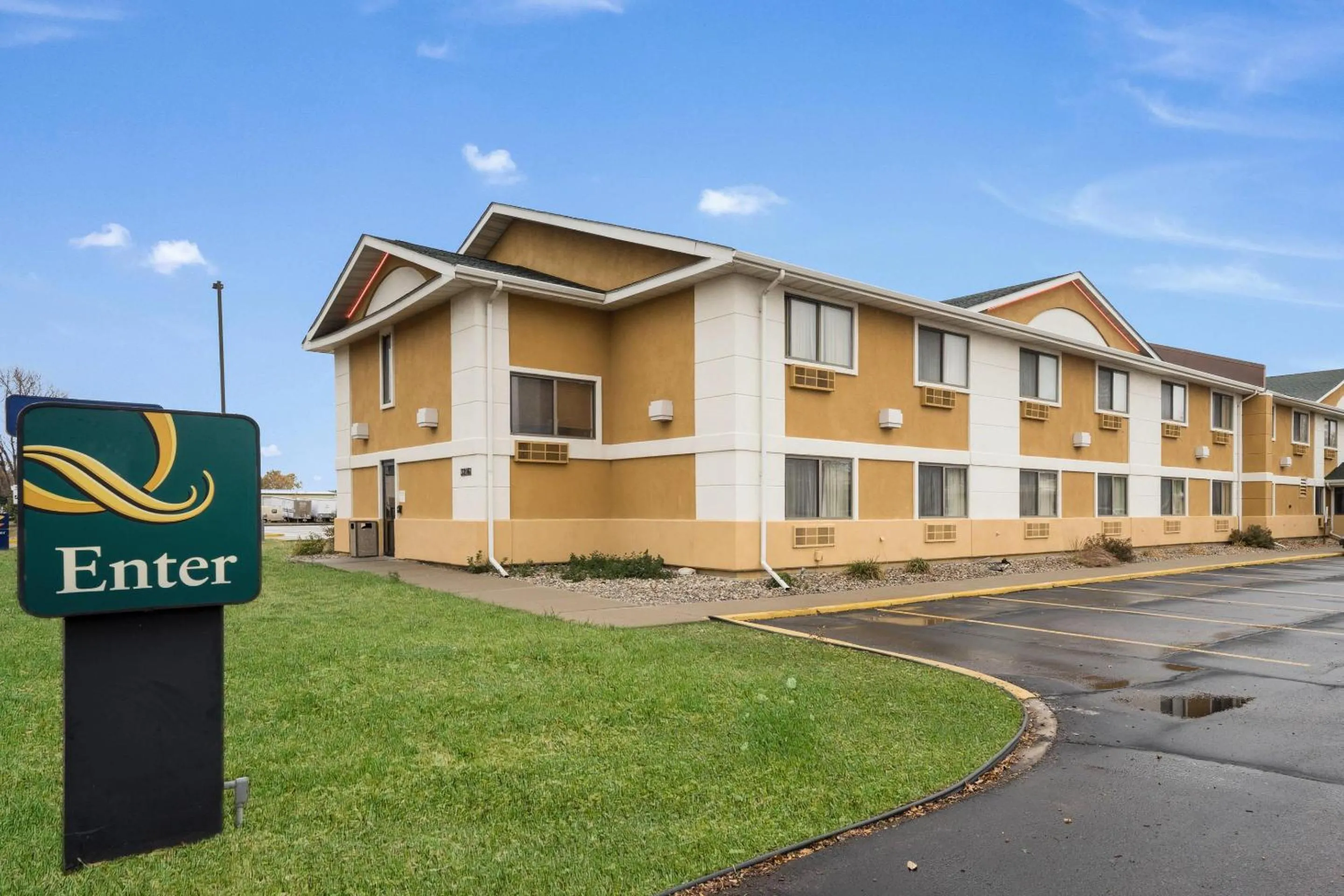 Property building in Quality Inn & Suites Sioux Falls South