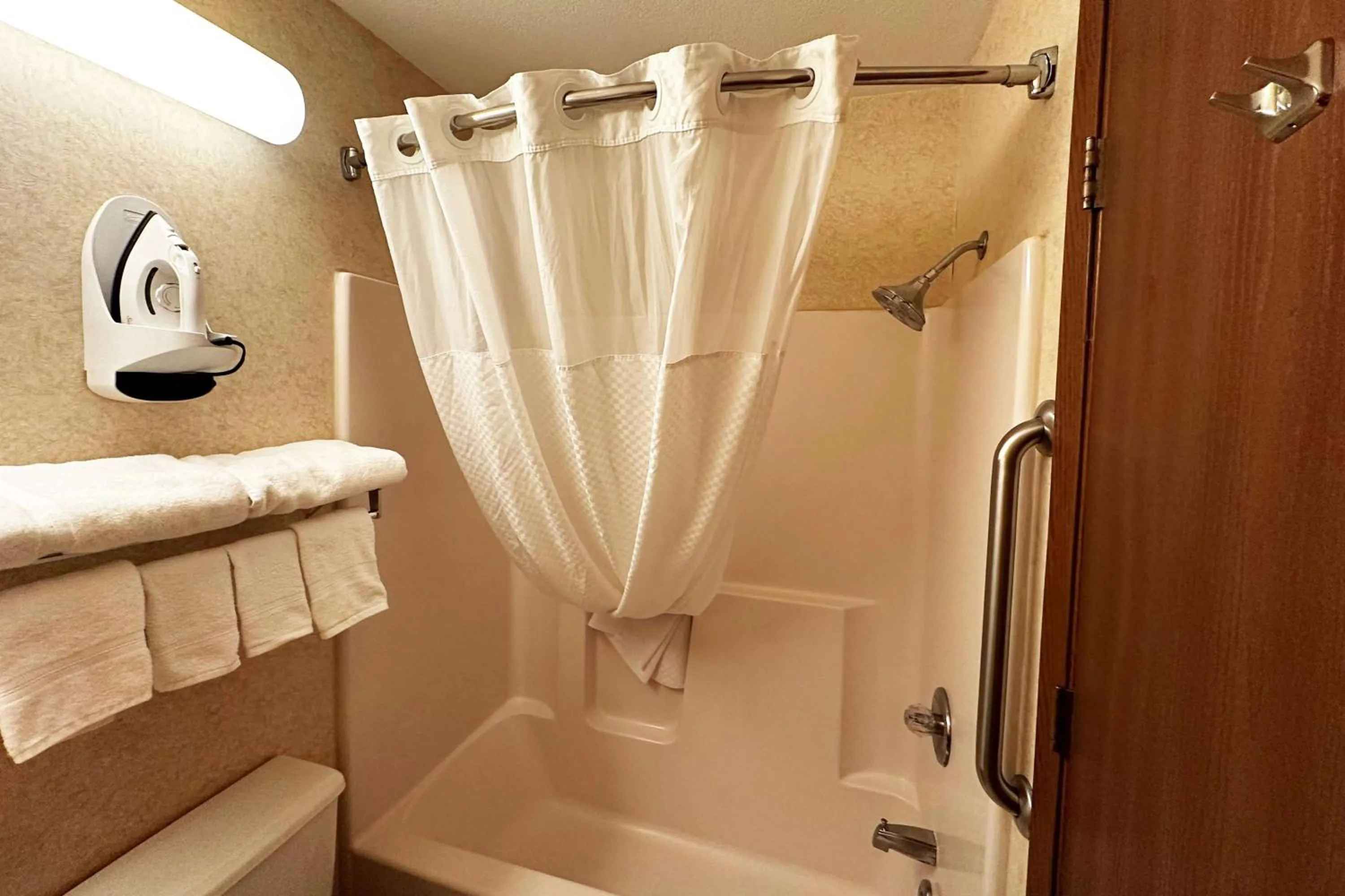 TV and multimedia, Bathroom in Quality Inn & Suites I-90