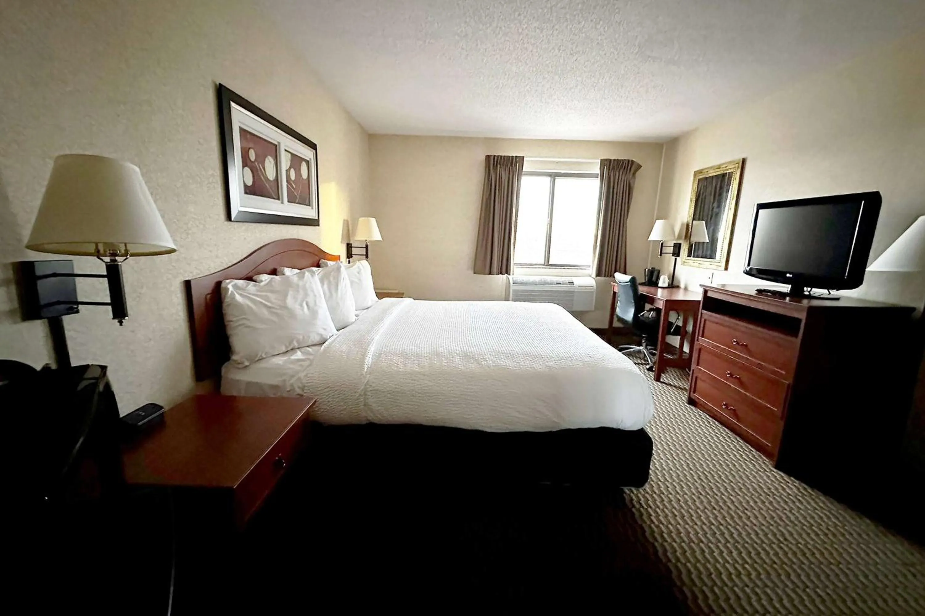 Photo of the whole room, Bed in Quality Inn & Suites I-90