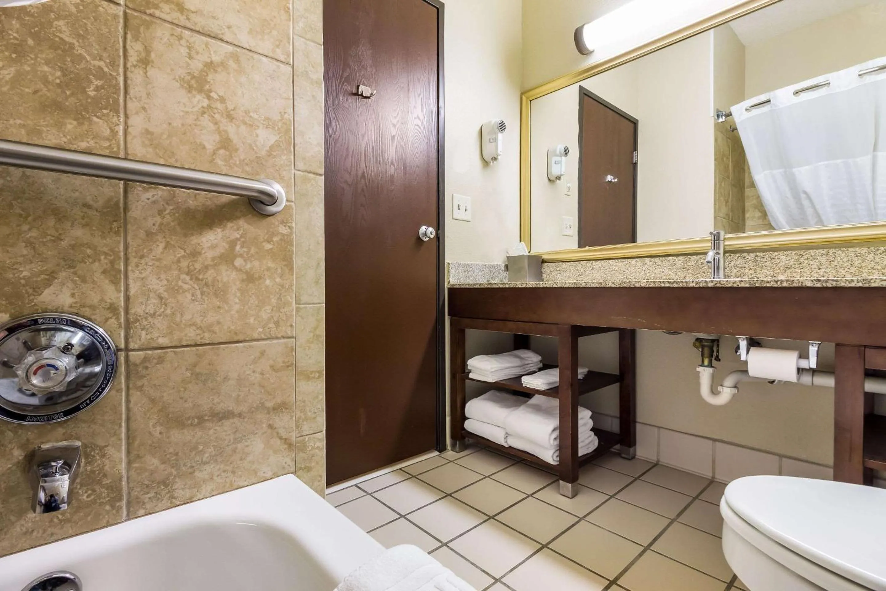 Bathroom in Comfort Suites Sioux Falls Mall District