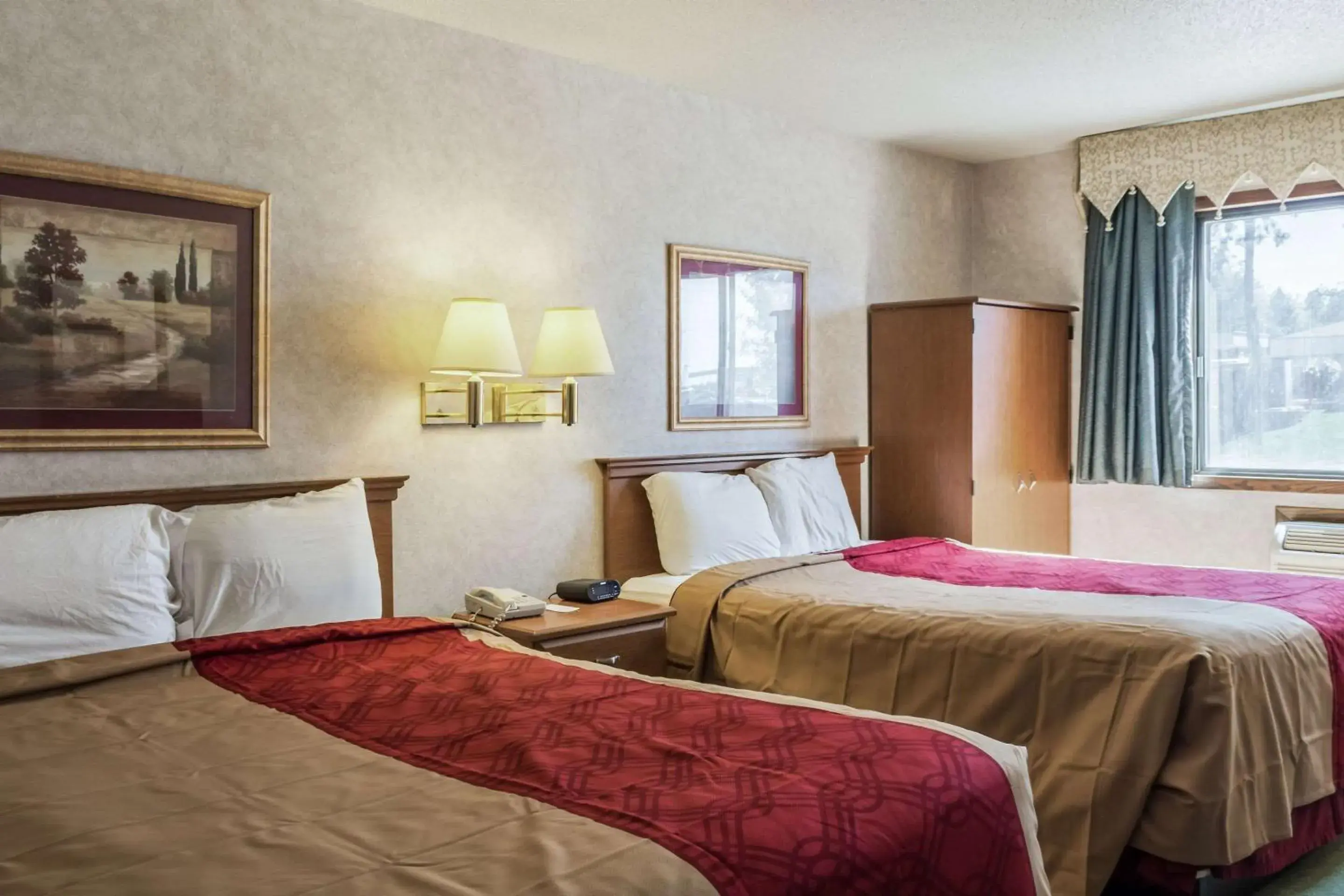 Queen Room - Accessible/Smoking in Econo Lodge Sioux Falls North Queen Room - Accessible/Smoking in Econo Lodge Sioux Falls North