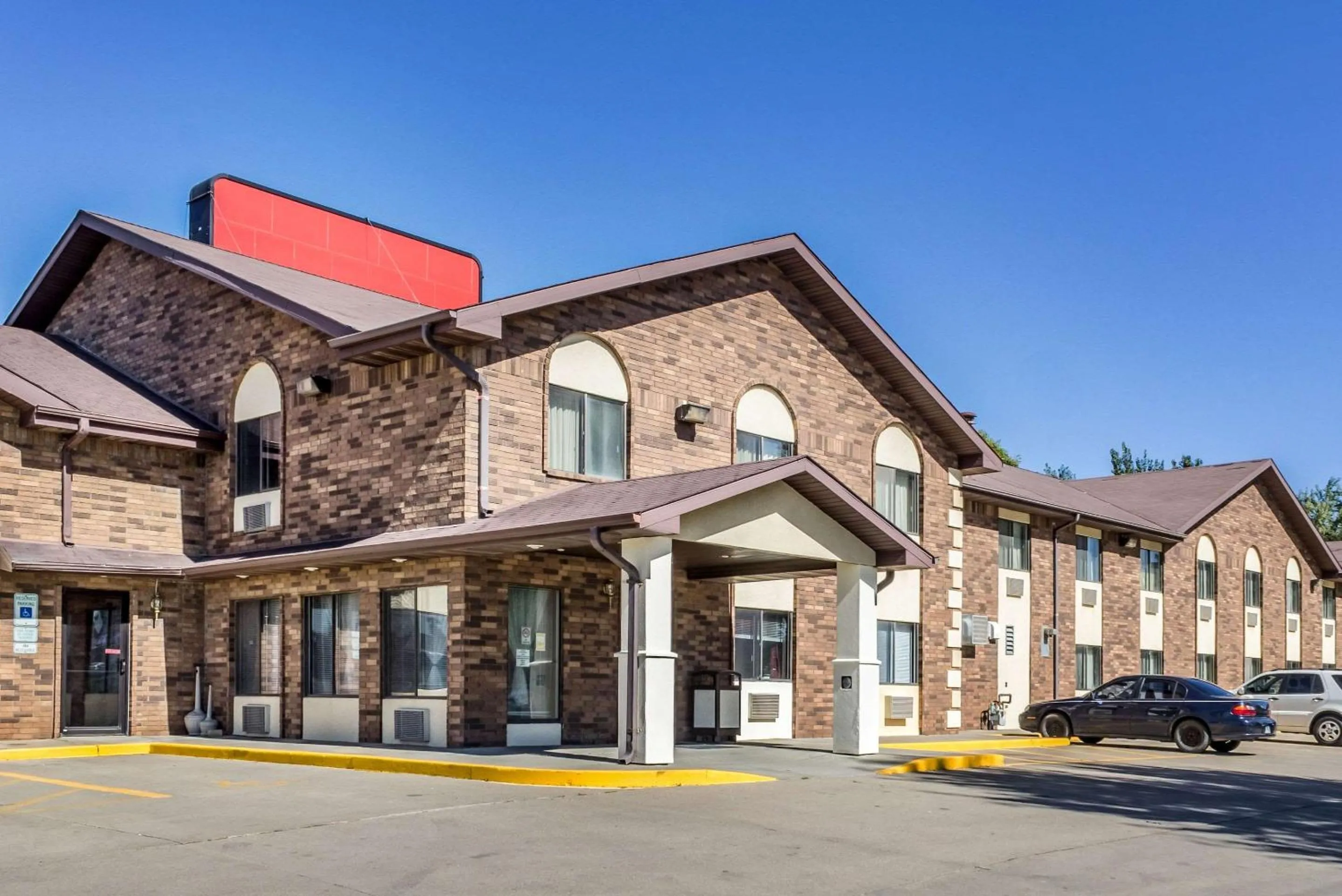 Property building in Econo Lodge Sioux Falls North
