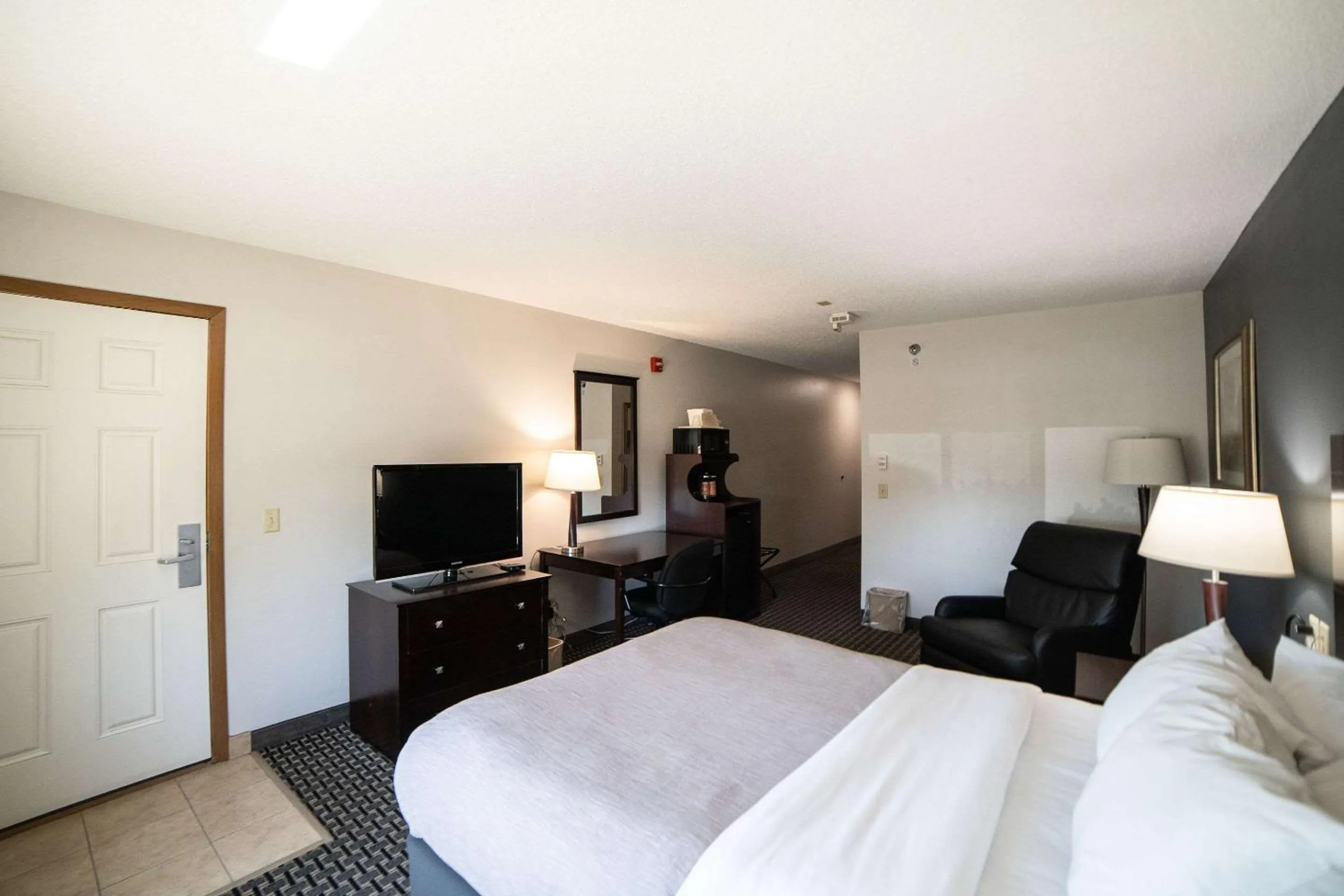 Bedroom, Bed in Quality Inn & Suites Watertown near Prairie Lakes Ice Arena