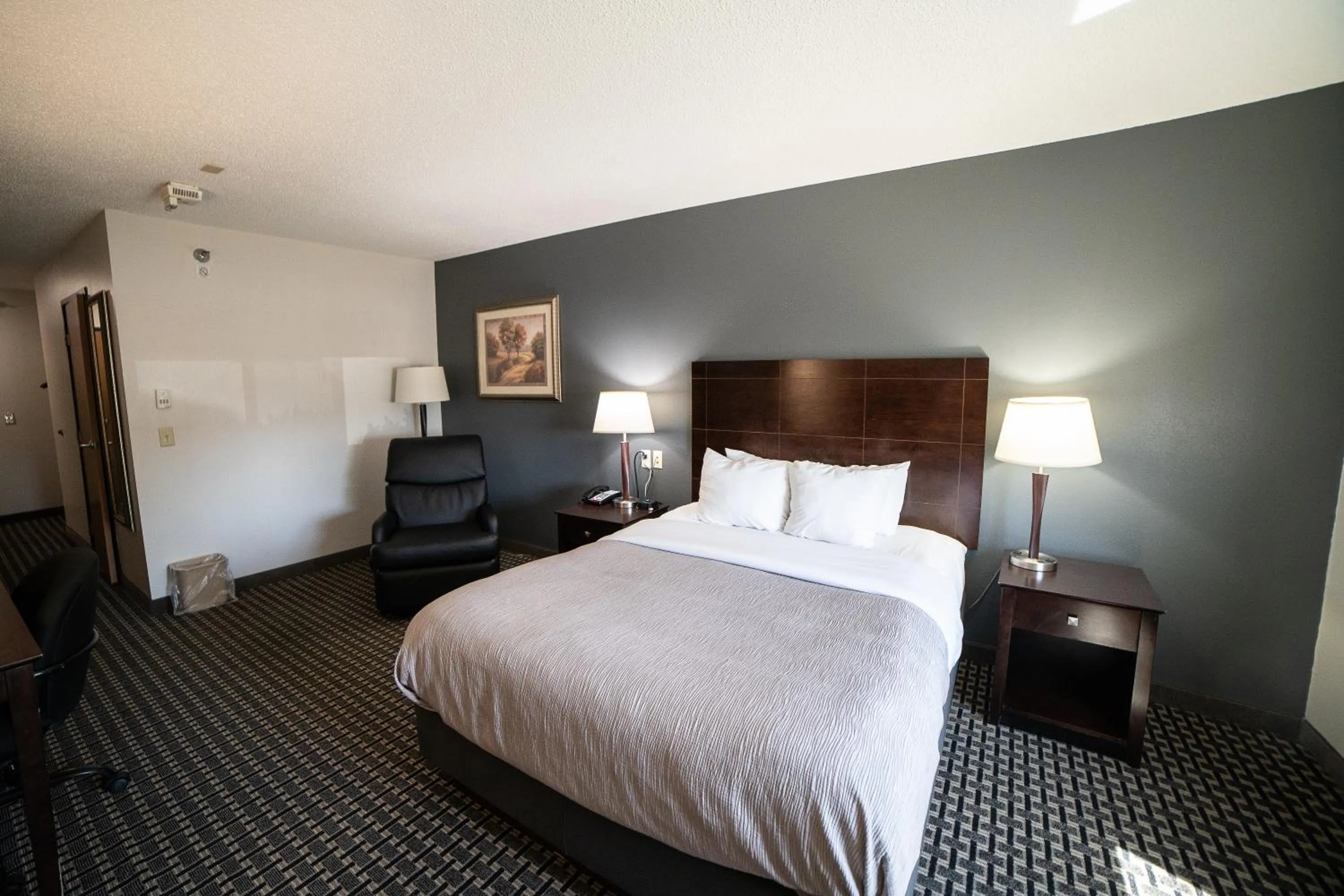 Bed in Quality Inn & Suites Watertown near Prairie Lakes Ice Arena