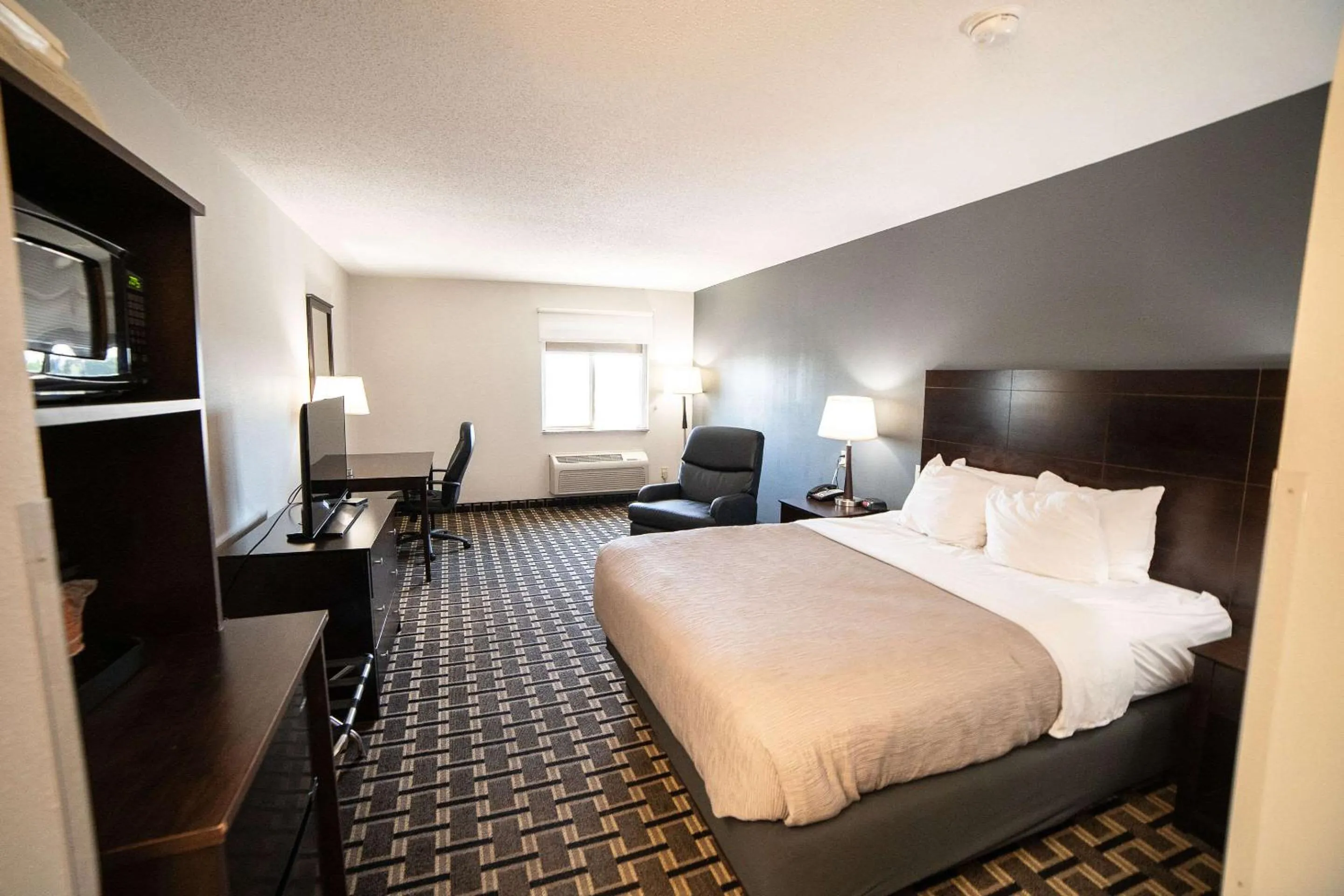 Bedroom, Bed in Quality Inn & Suites Watertown near Prairie Lakes Ice Arena