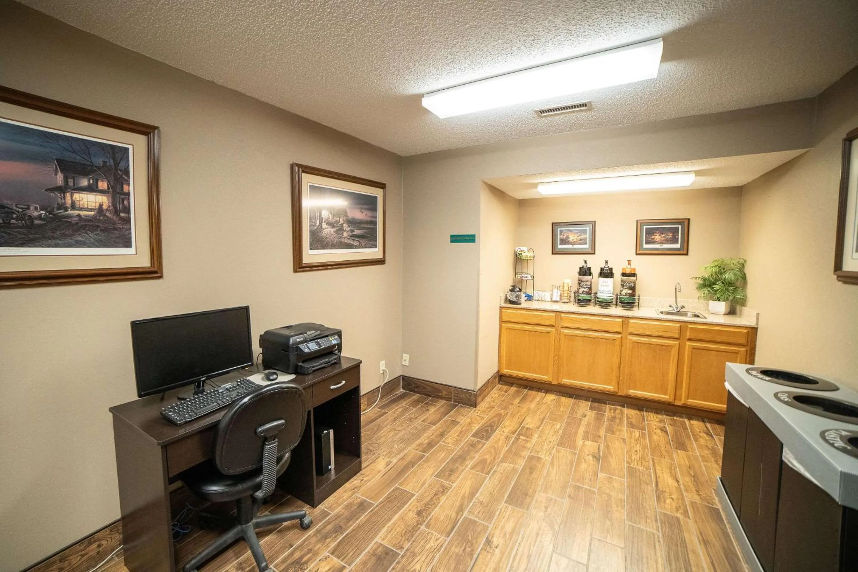 Business facilities in Quality Inn & Suites Watertown near Prairie Lakes Ice Arena