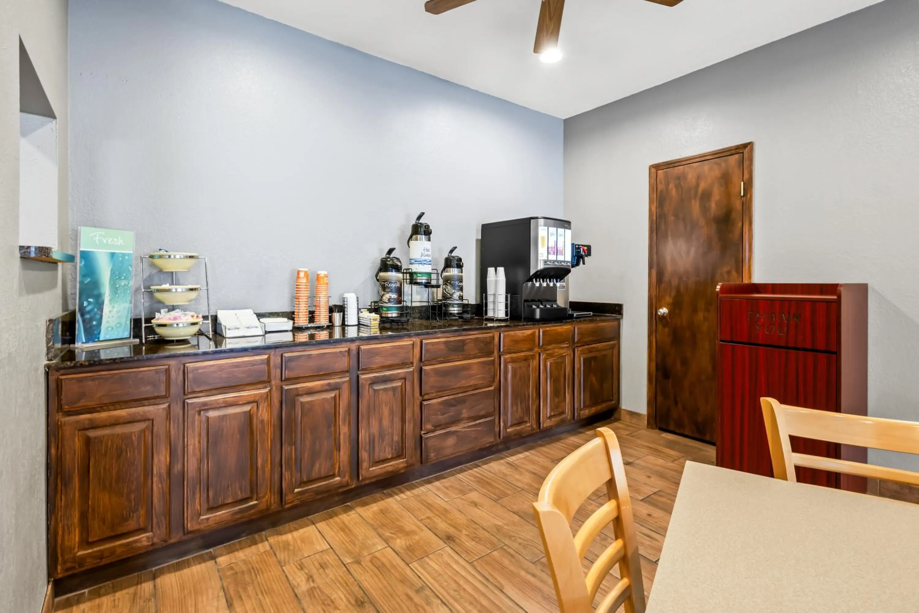 Breakfast in Quality Inn Brookings-University