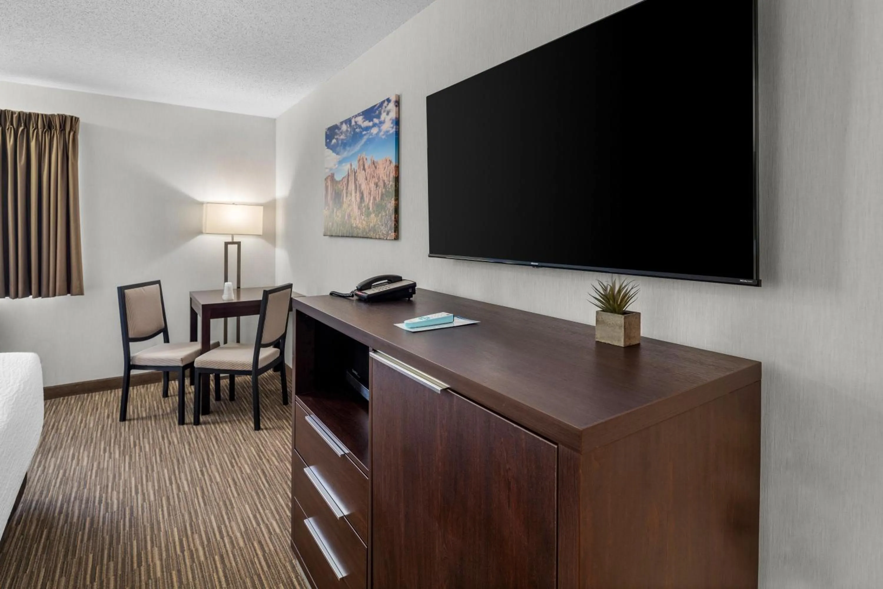 TV and multimedia in EverSpring Inn & Suites