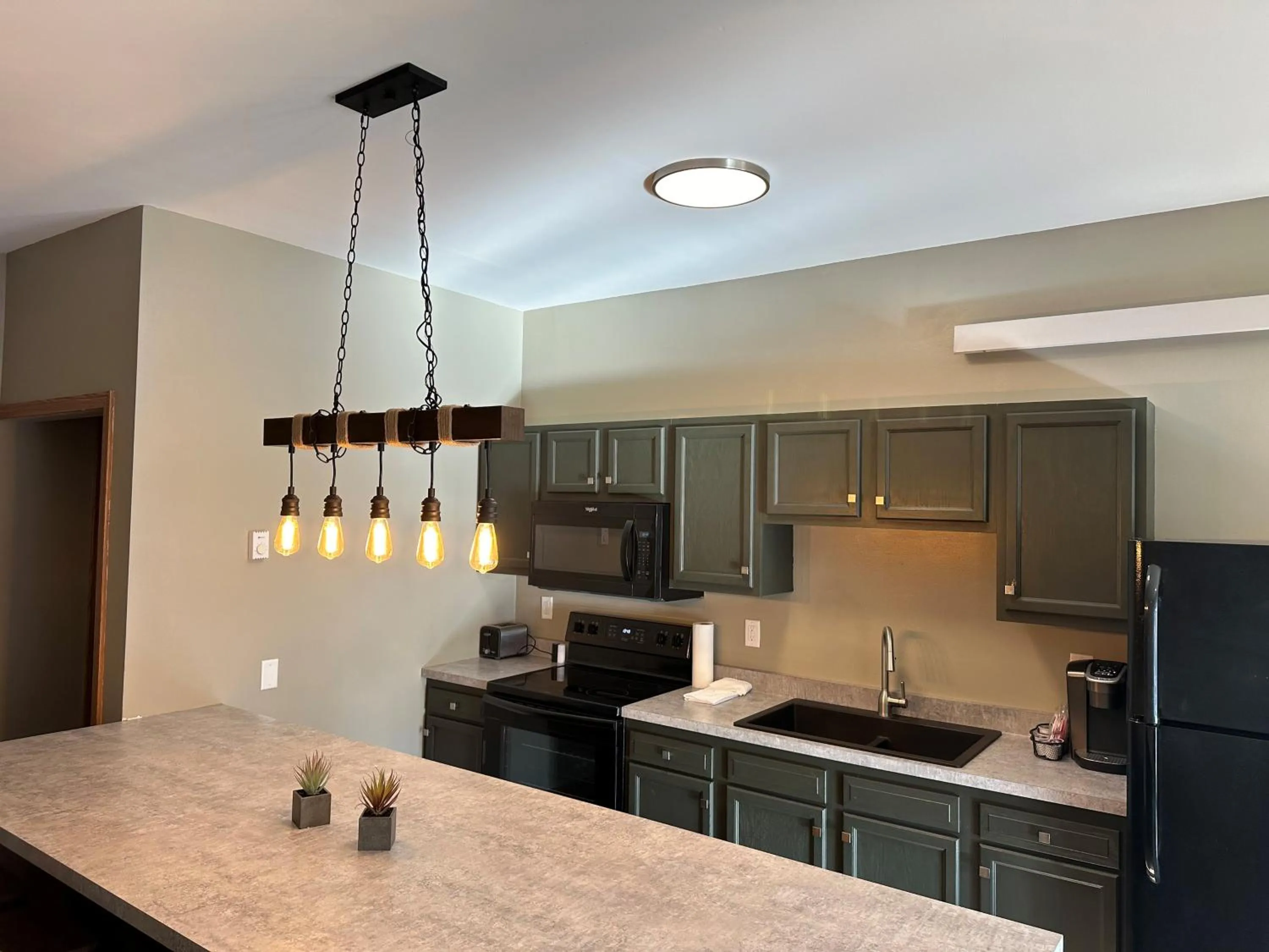 kitchen in EverSpring Inn & Suites