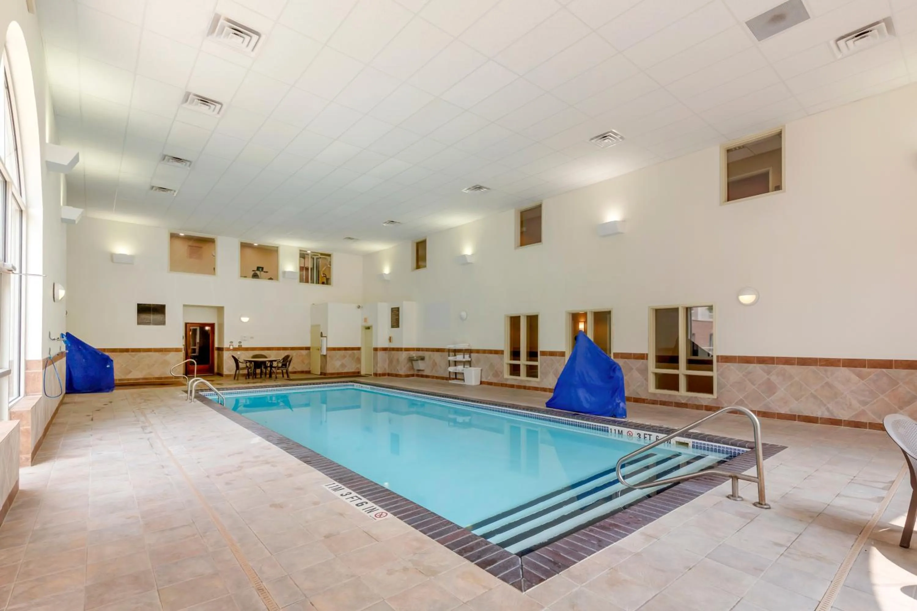 Swimming pool in Comfort Inn & Suites Rapid City South - Mt Rushmore Gateway