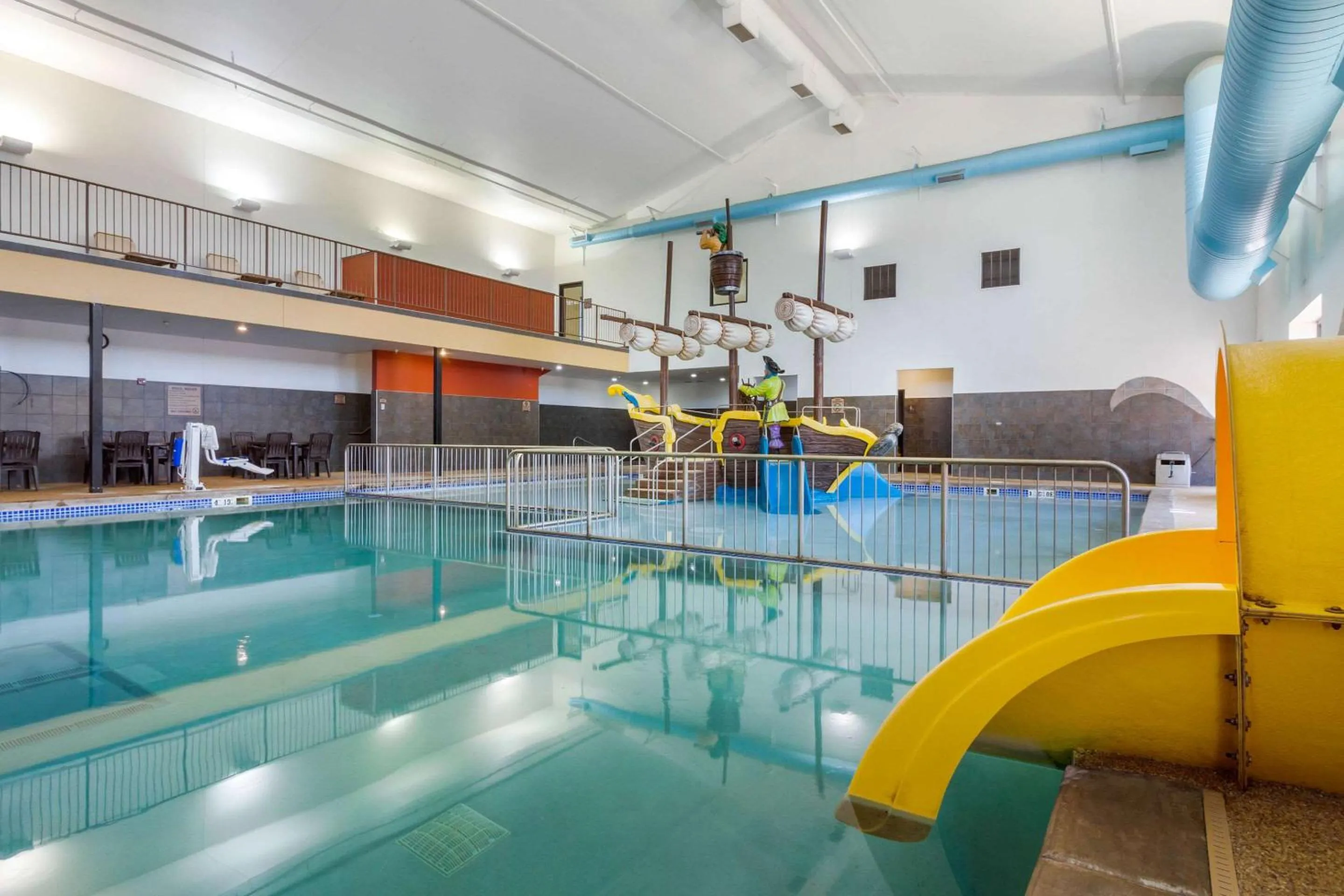 Swimming pool in Comfort Inn & Suites Mitchell I-90