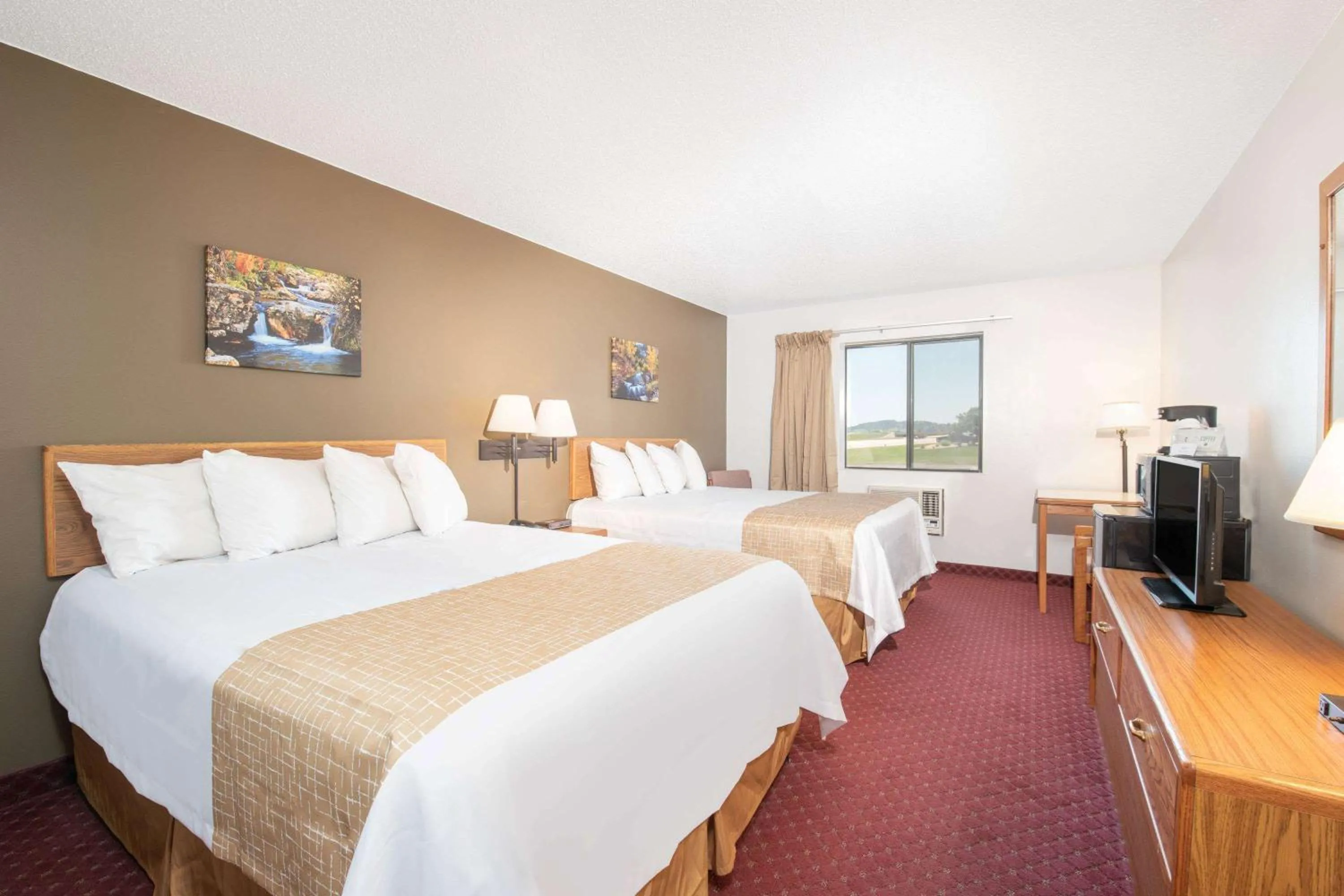 Photo of the whole room, Bed in Travelodge by Wyndham Spearfish