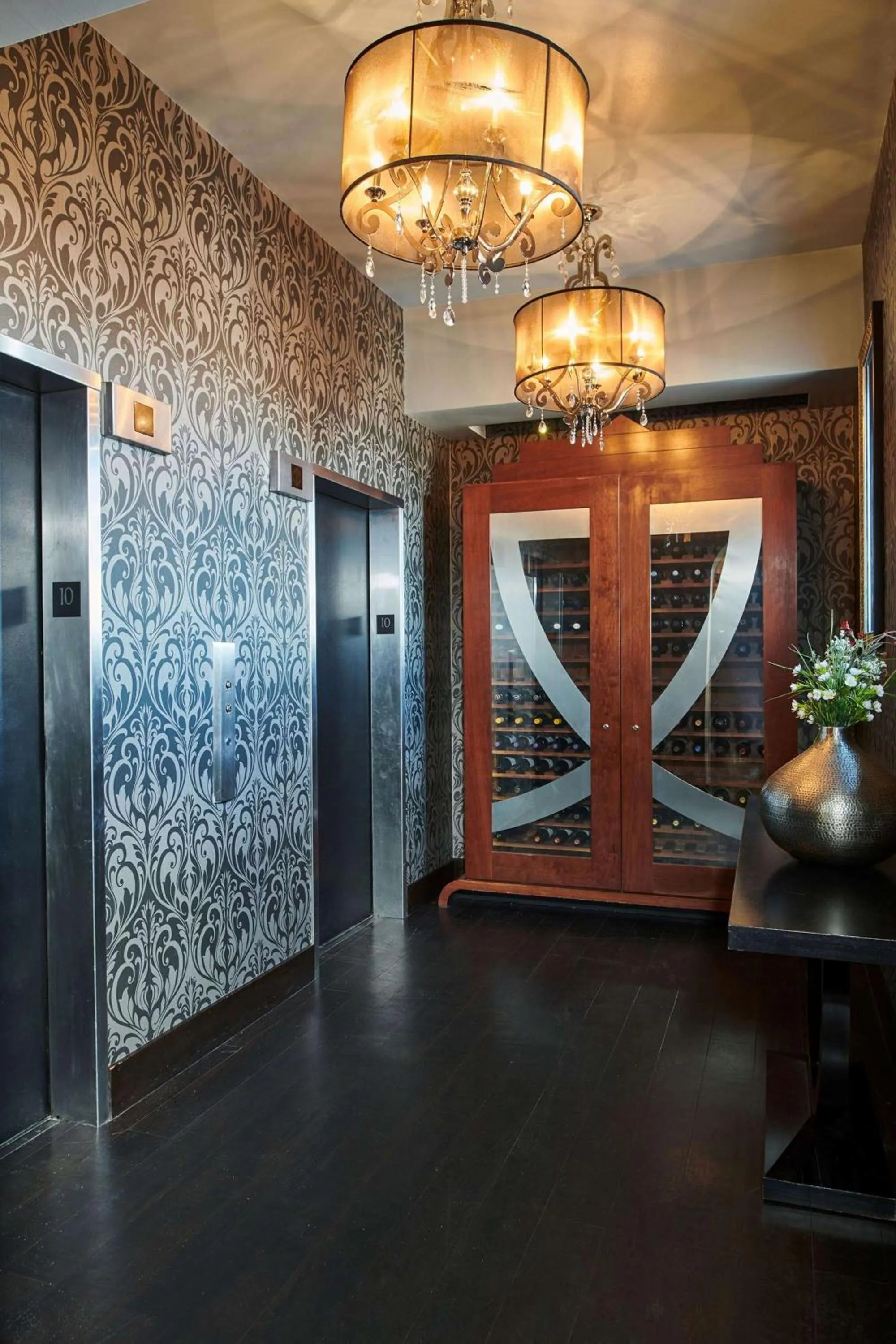 Lounge or bar in Hotel Alex Johnson Rapid City, Curio Collection by Hilton