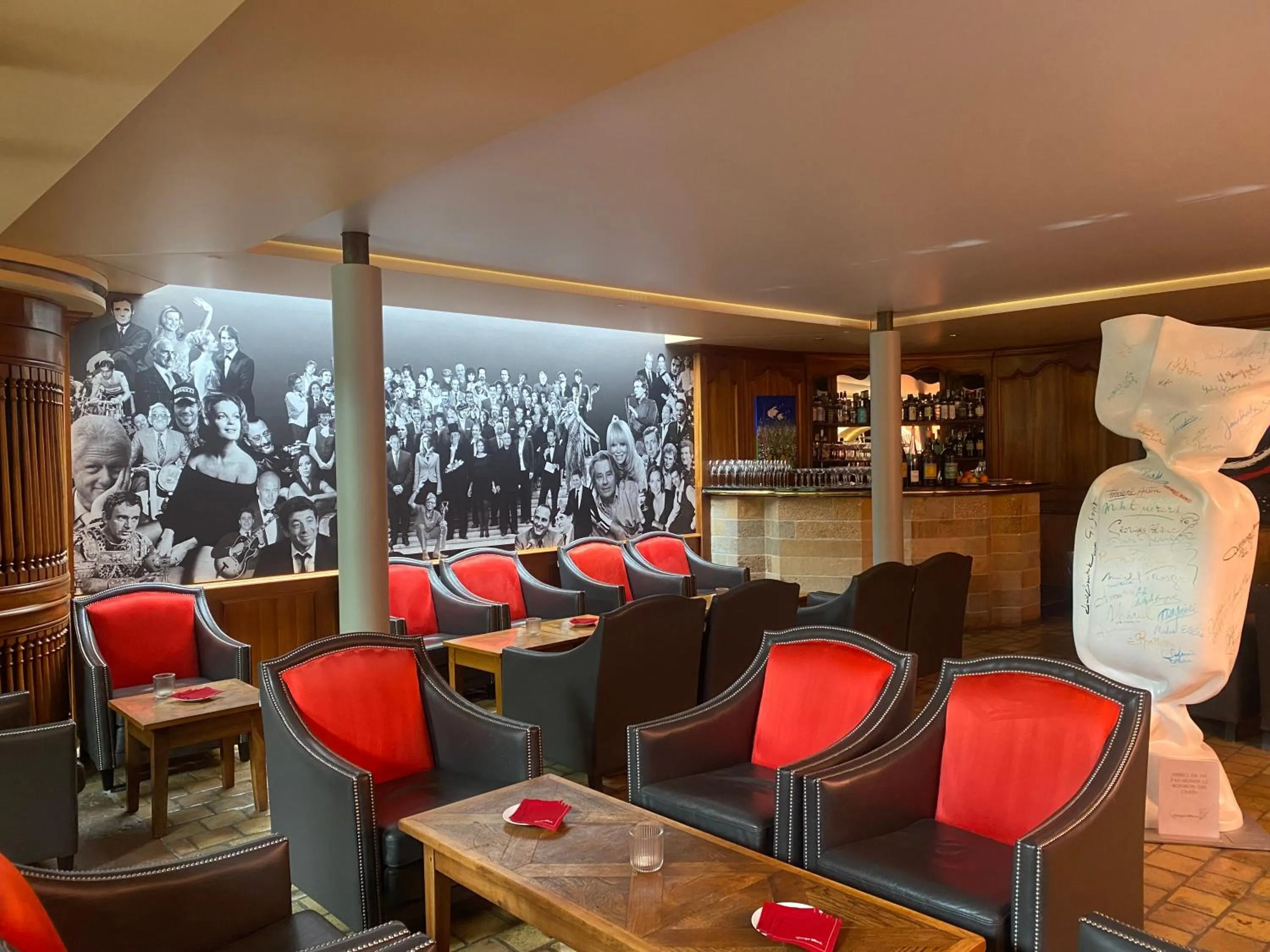 Lounge or bar in Georges Blanc Parc & Spa