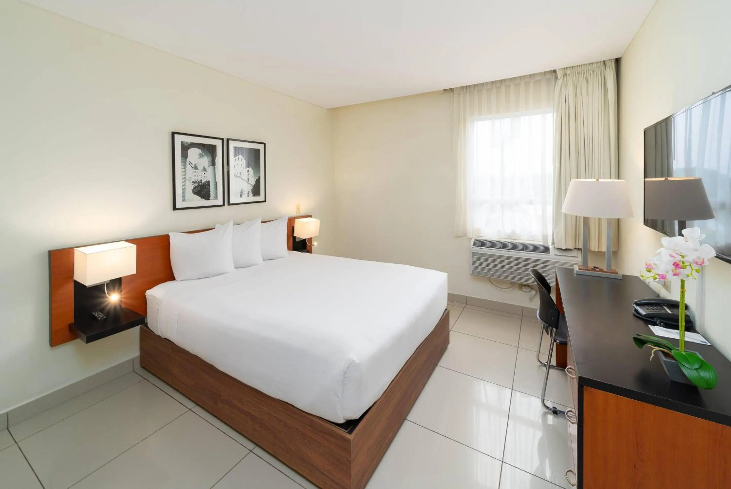 Bedroom, Bed in Comfort Inn Real San Miguel