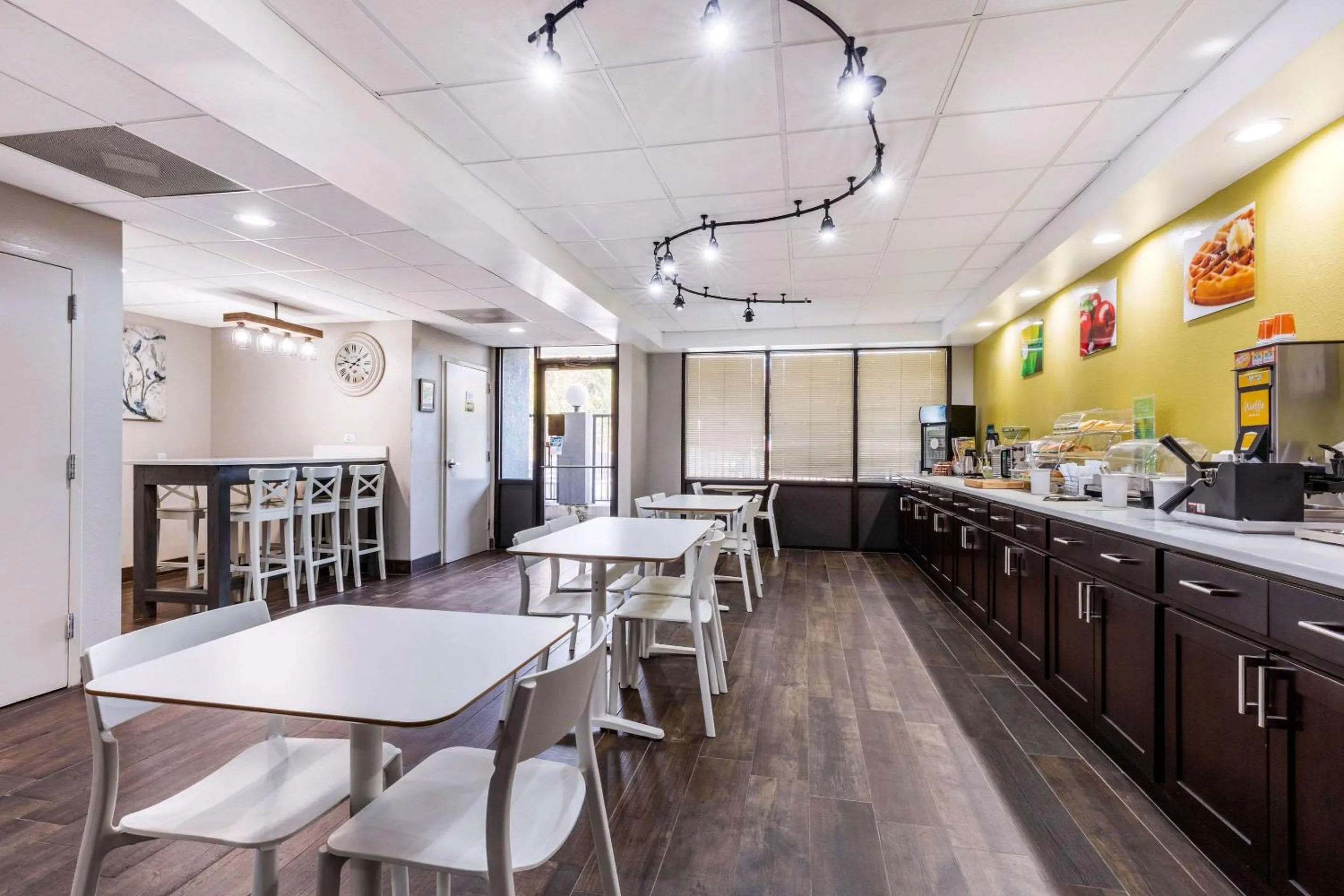 Restaurant/places to eat in Quality Inn