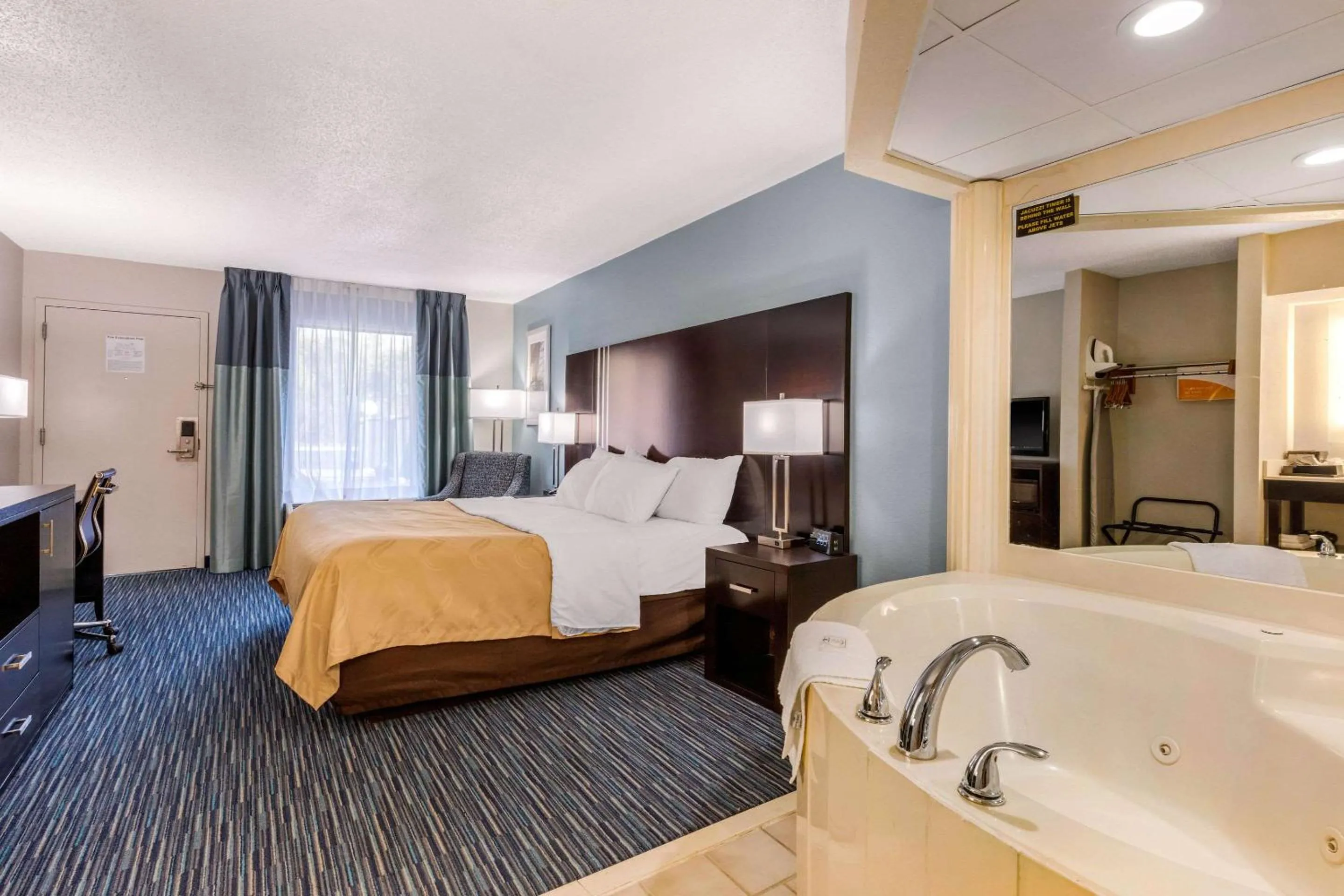 Photo of the whole room, Bed in Quality Inn