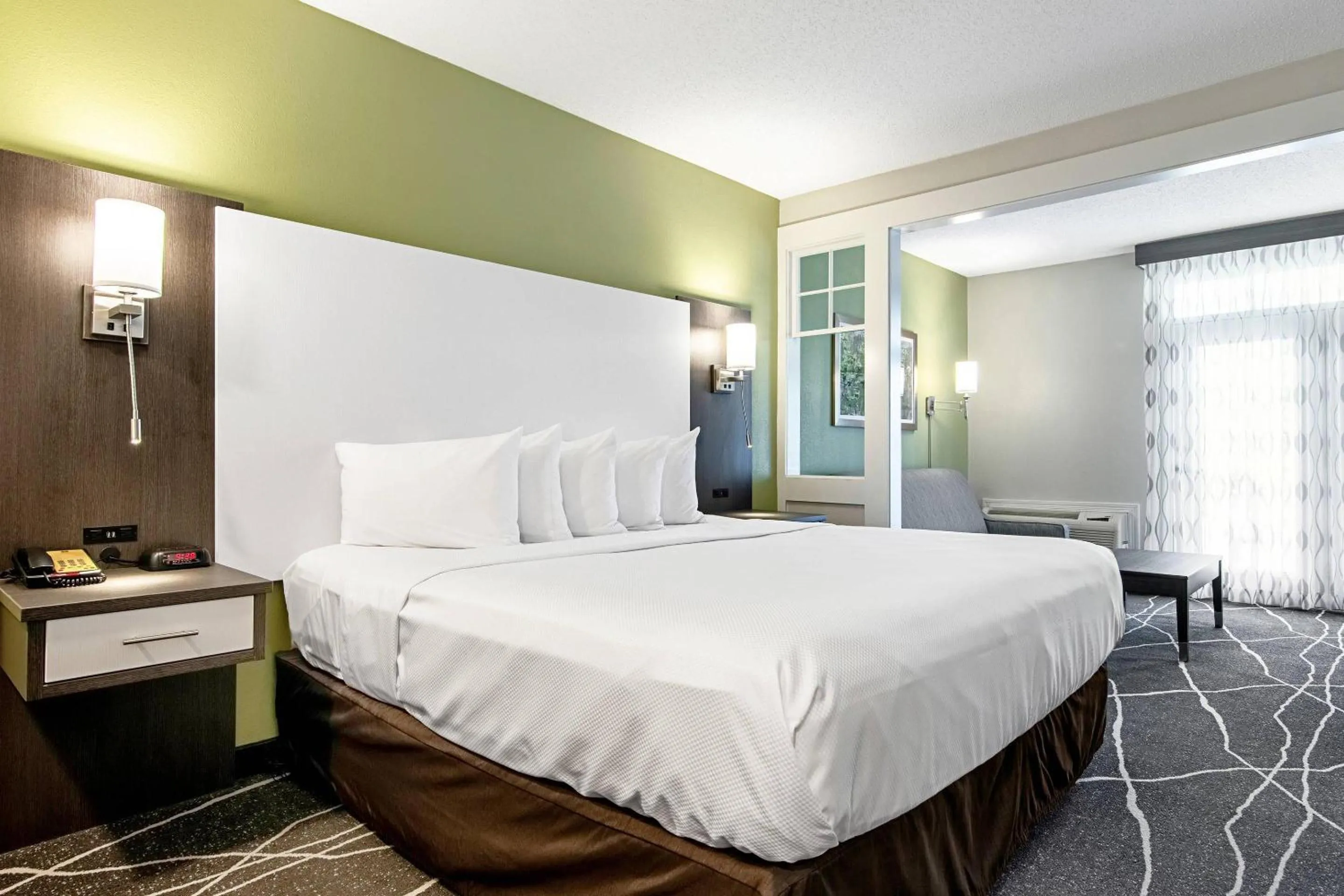 Bedroom, Bed in Clarion Inn Willow River