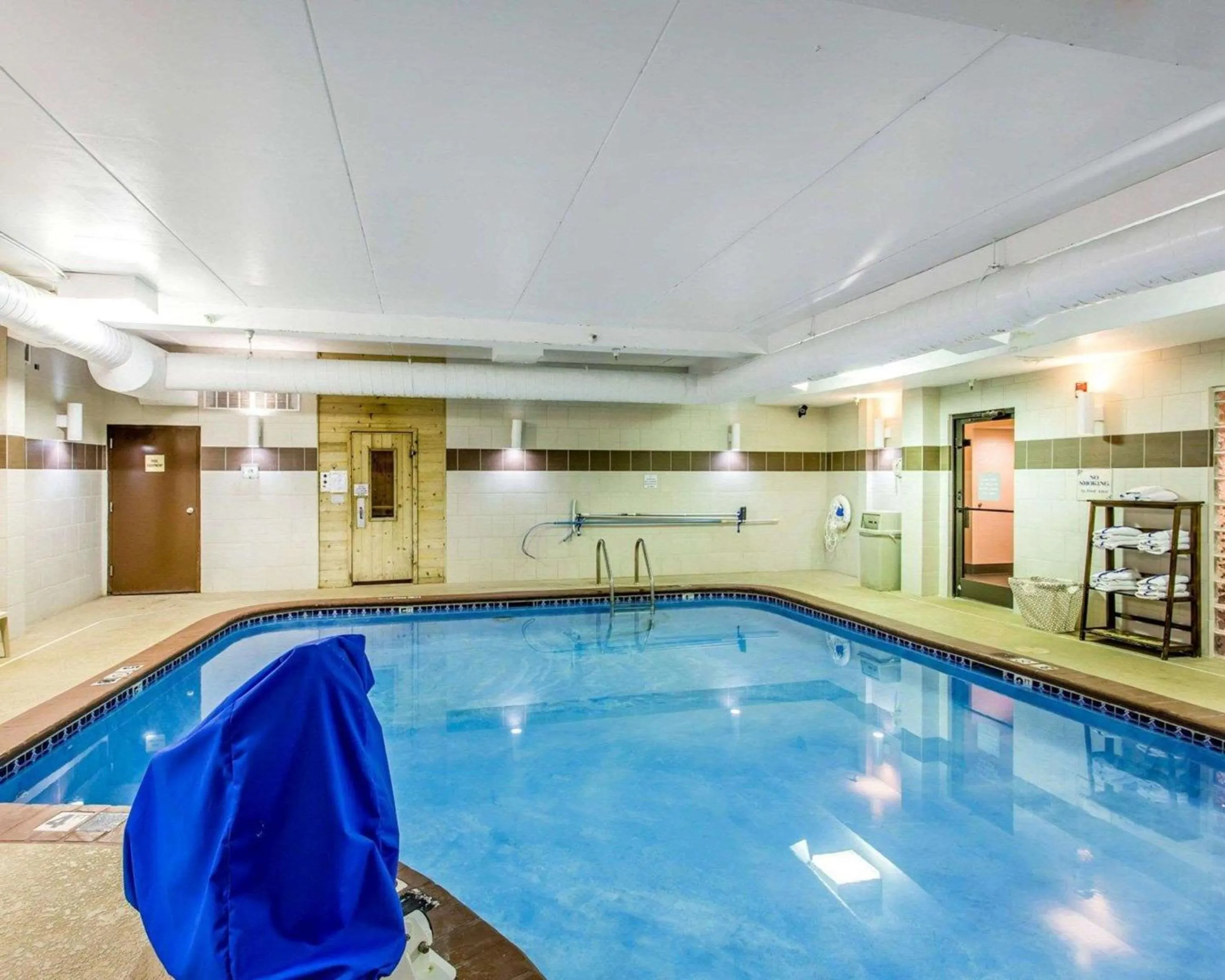 Swimming pool in Comfort Suites Cookeville