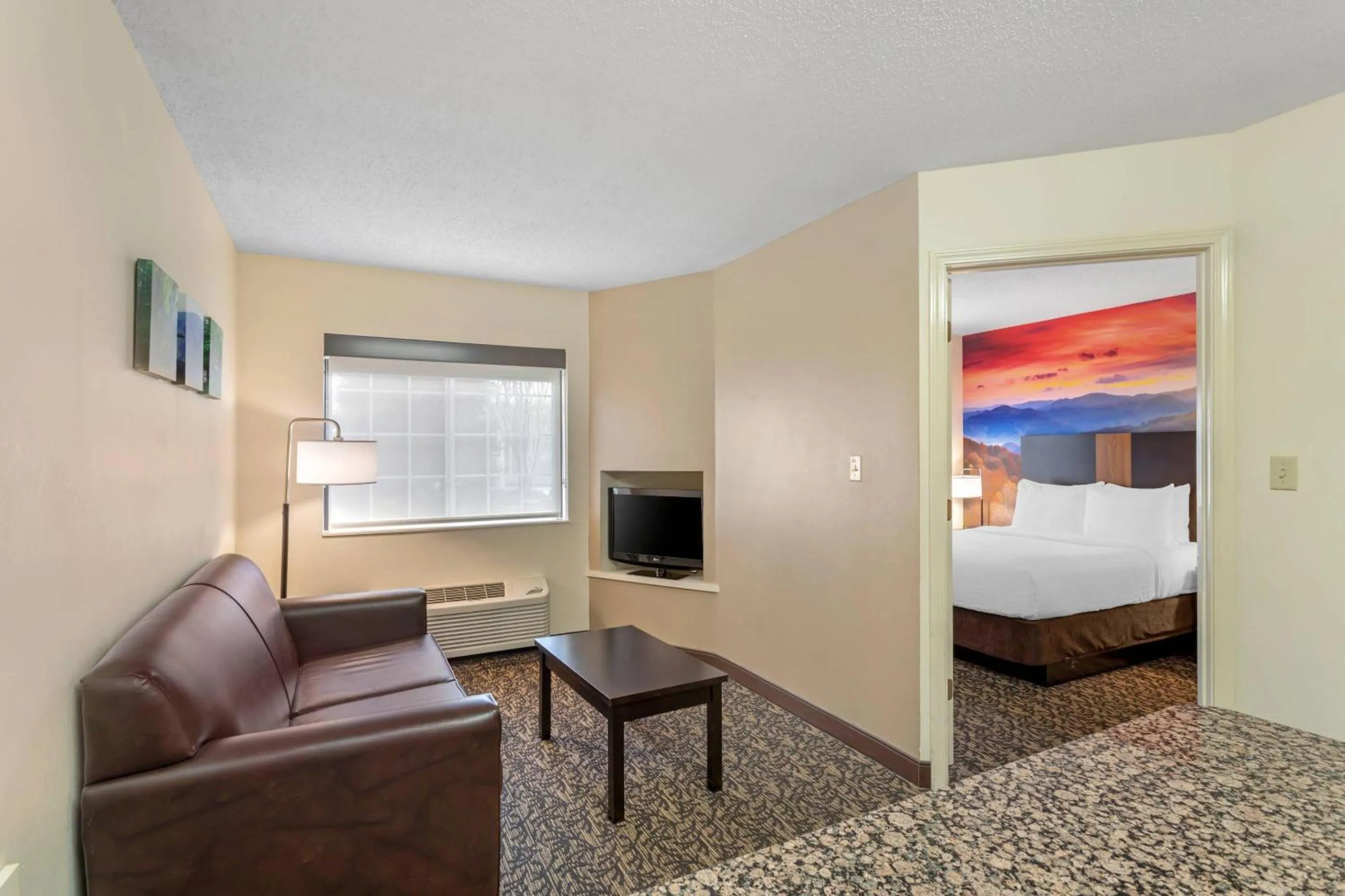 Bedroom, Bed in LeConte Hotel & Convention Center, an Ascend Collection Hotel