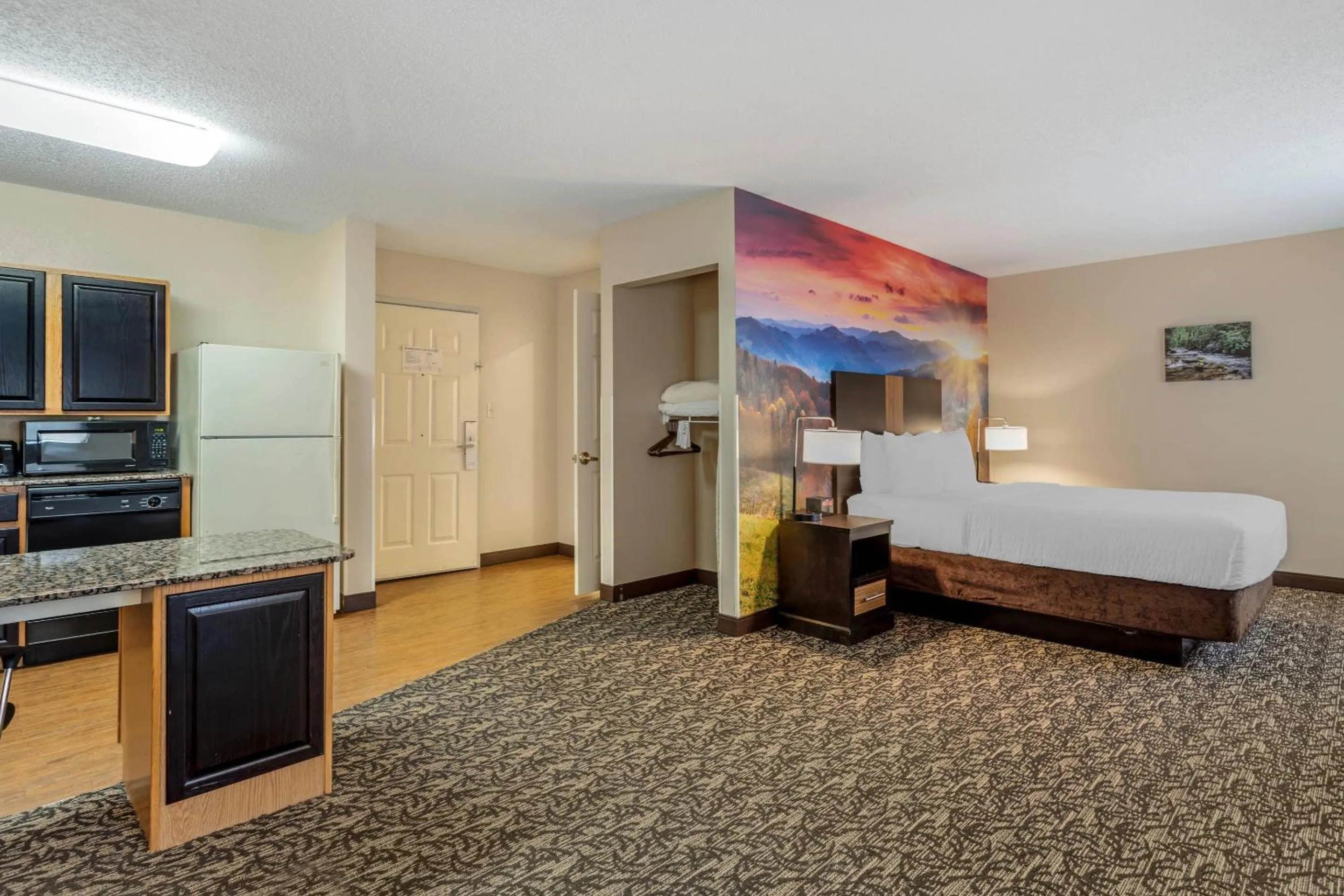Bedroom, Bed in LeConte Hotel & Convention Center, an Ascend Collection Hotel