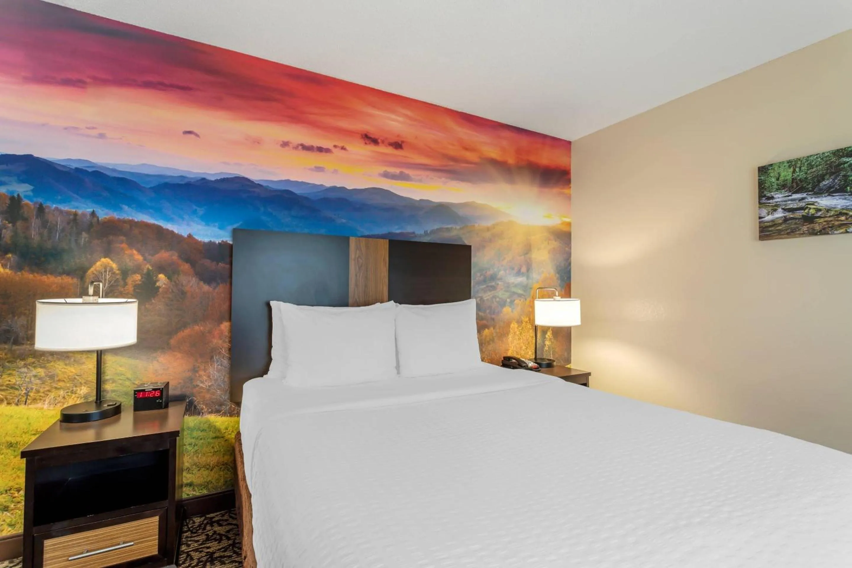 Bedroom, Bed in LeConte Hotel & Convention Center, an Ascend Collection Hotel