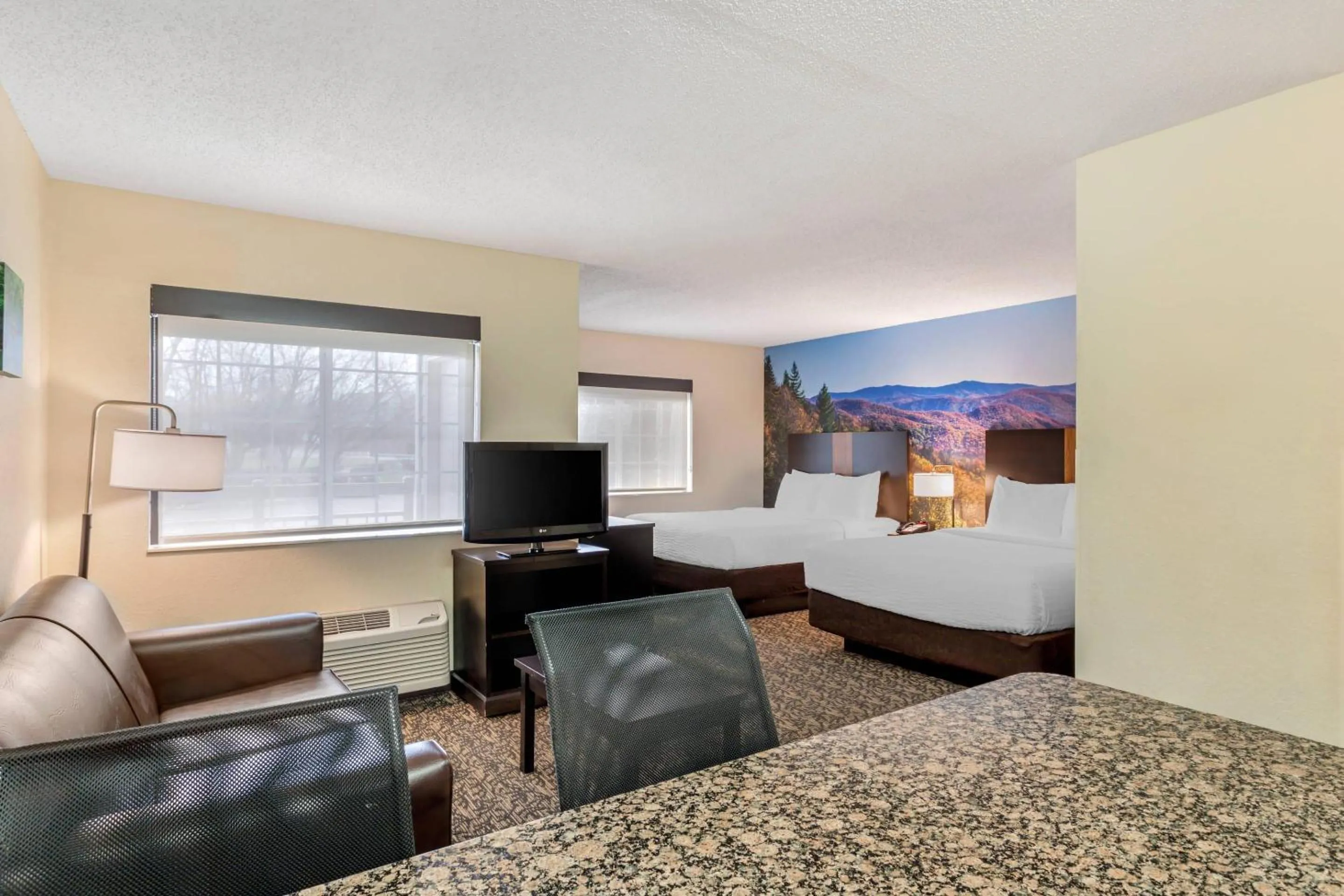 Bedroom, Bed in LeConte Hotel & Convention Center, an Ascend Collection Hotel