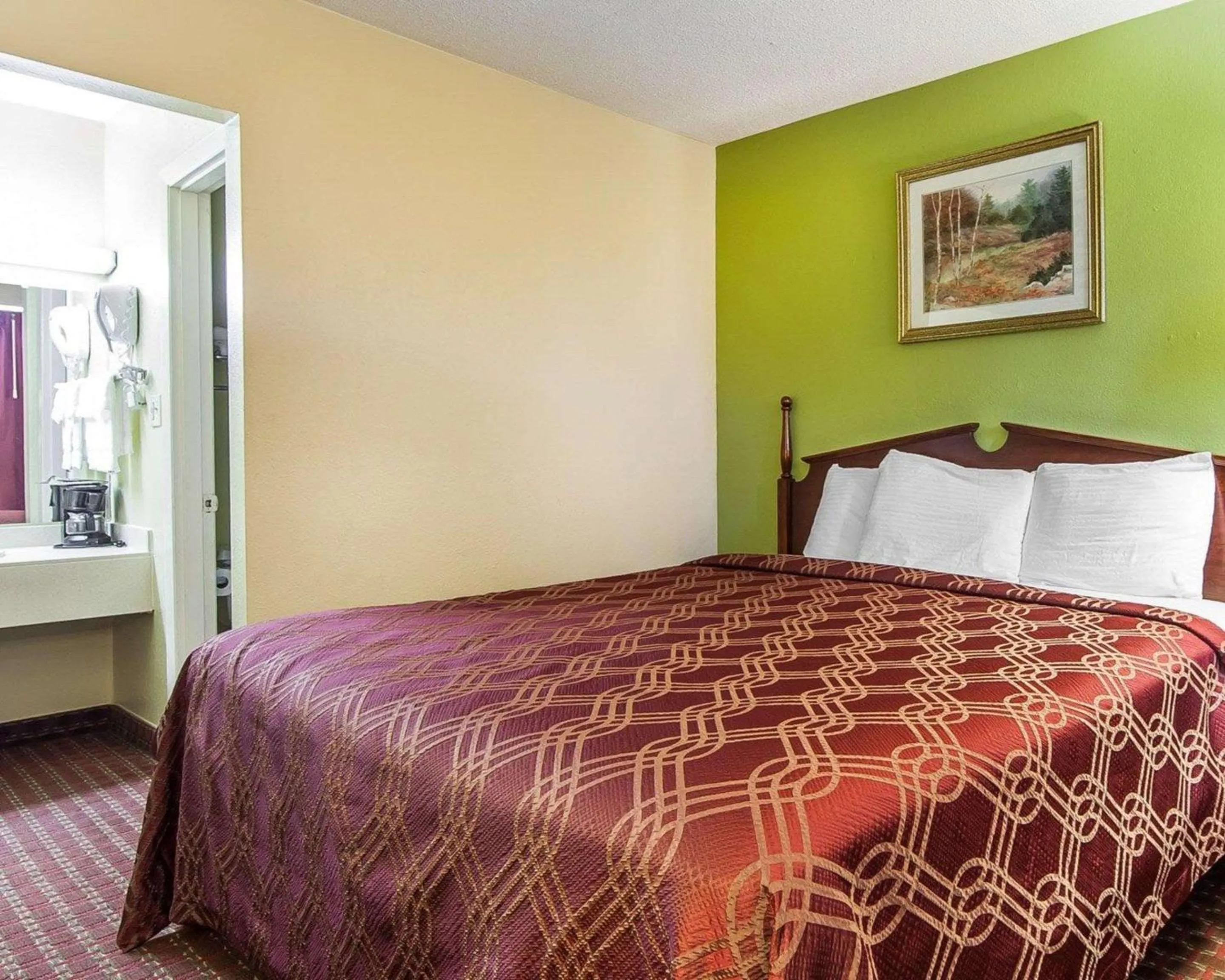 Photo of the whole room in Econo Lodge Cleveland