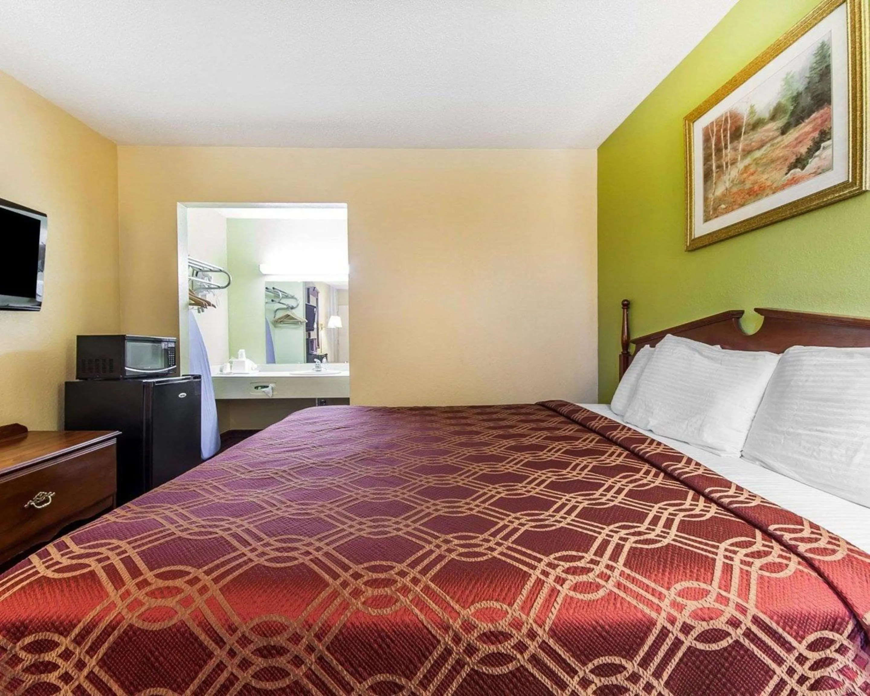 Photo of the whole room in Econo Lodge Cleveland