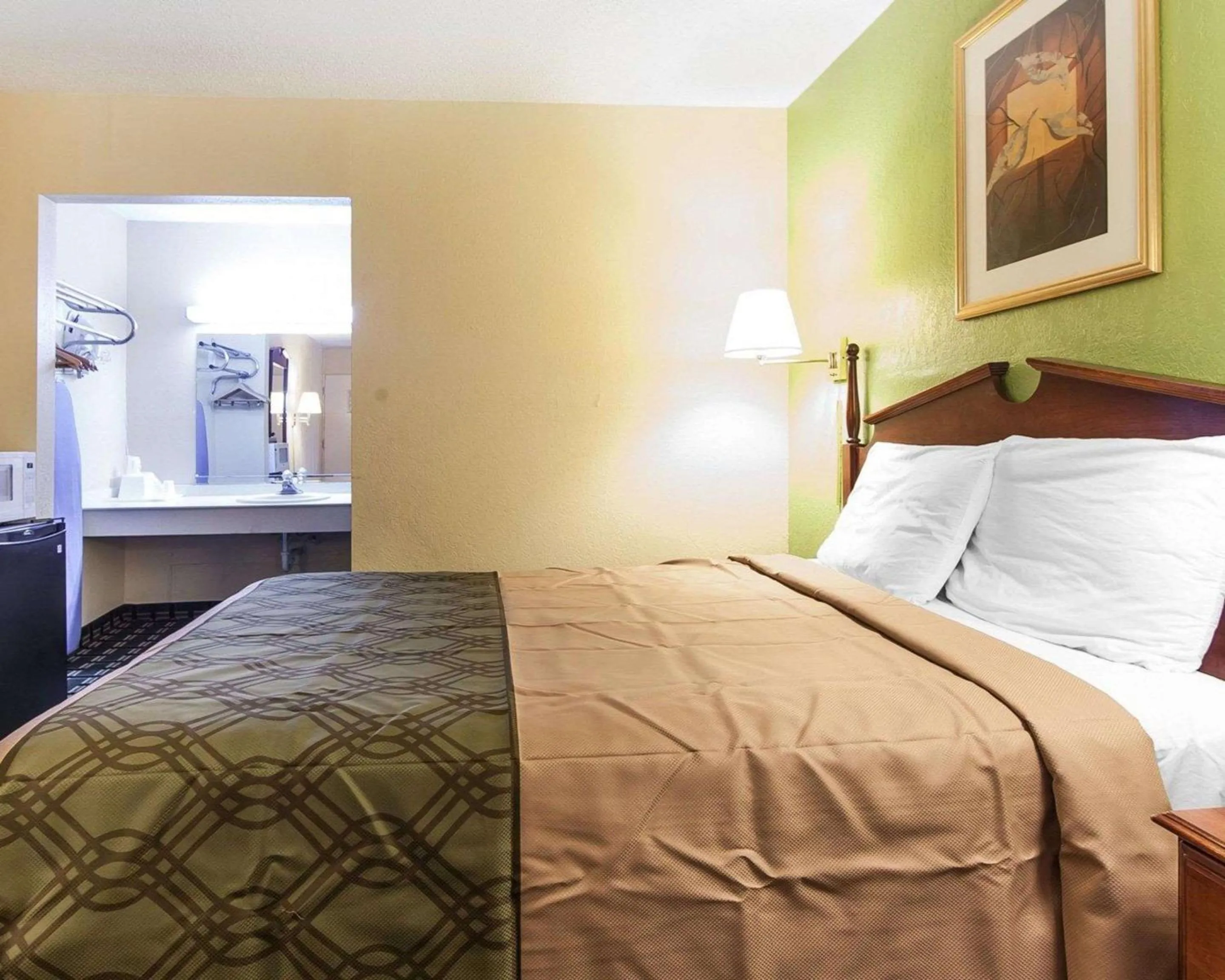 Photo of the whole room in Econo Lodge Cleveland