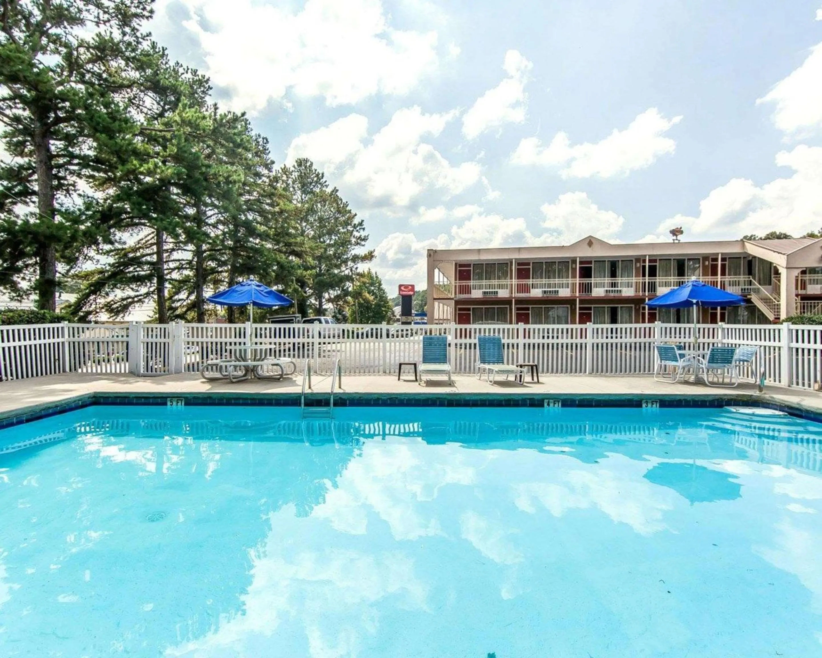 On site, Swimming Pool in Econo Lodge Cleveland