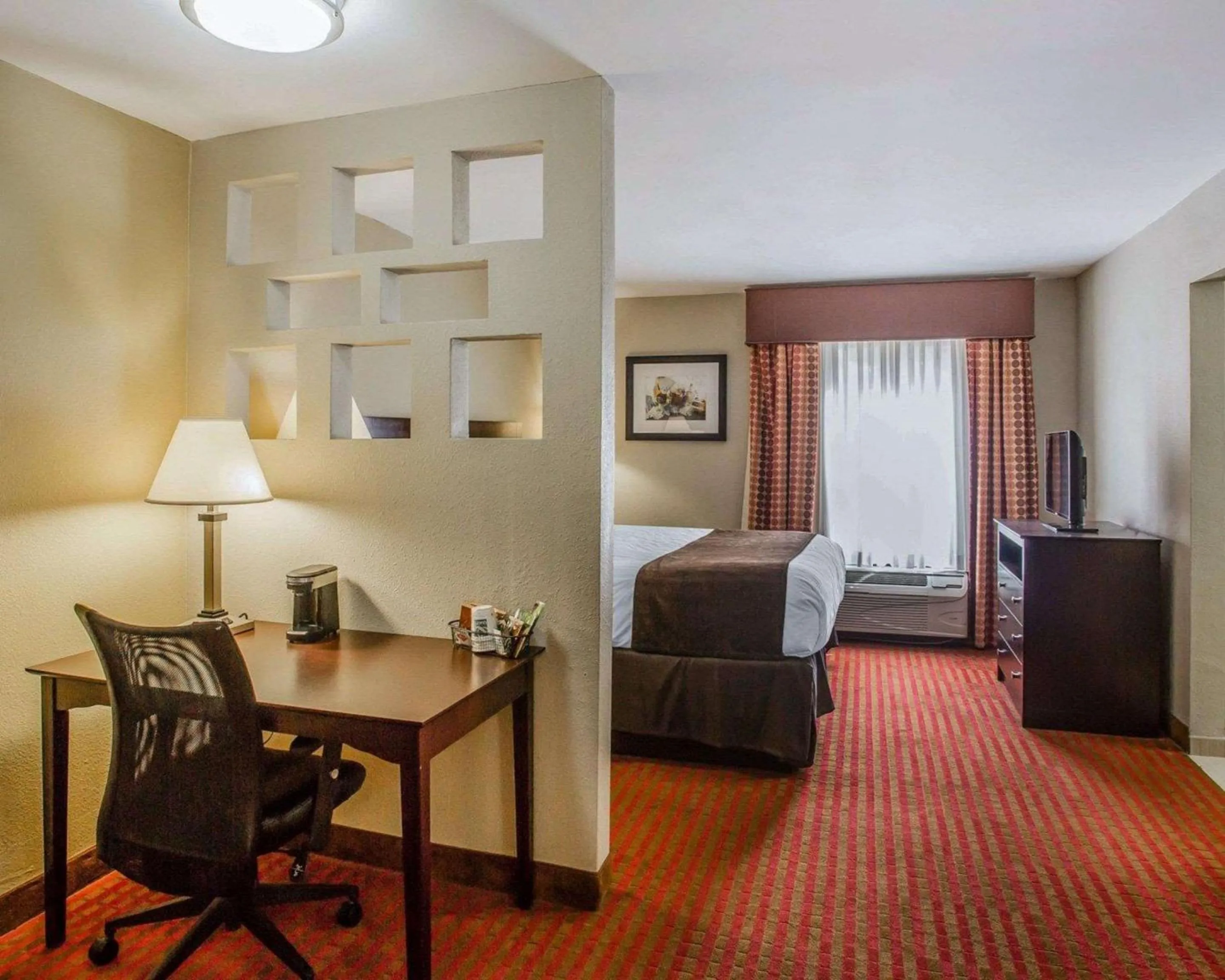 Photo of the whole room, Bed in Quality Suites Nashville Airport