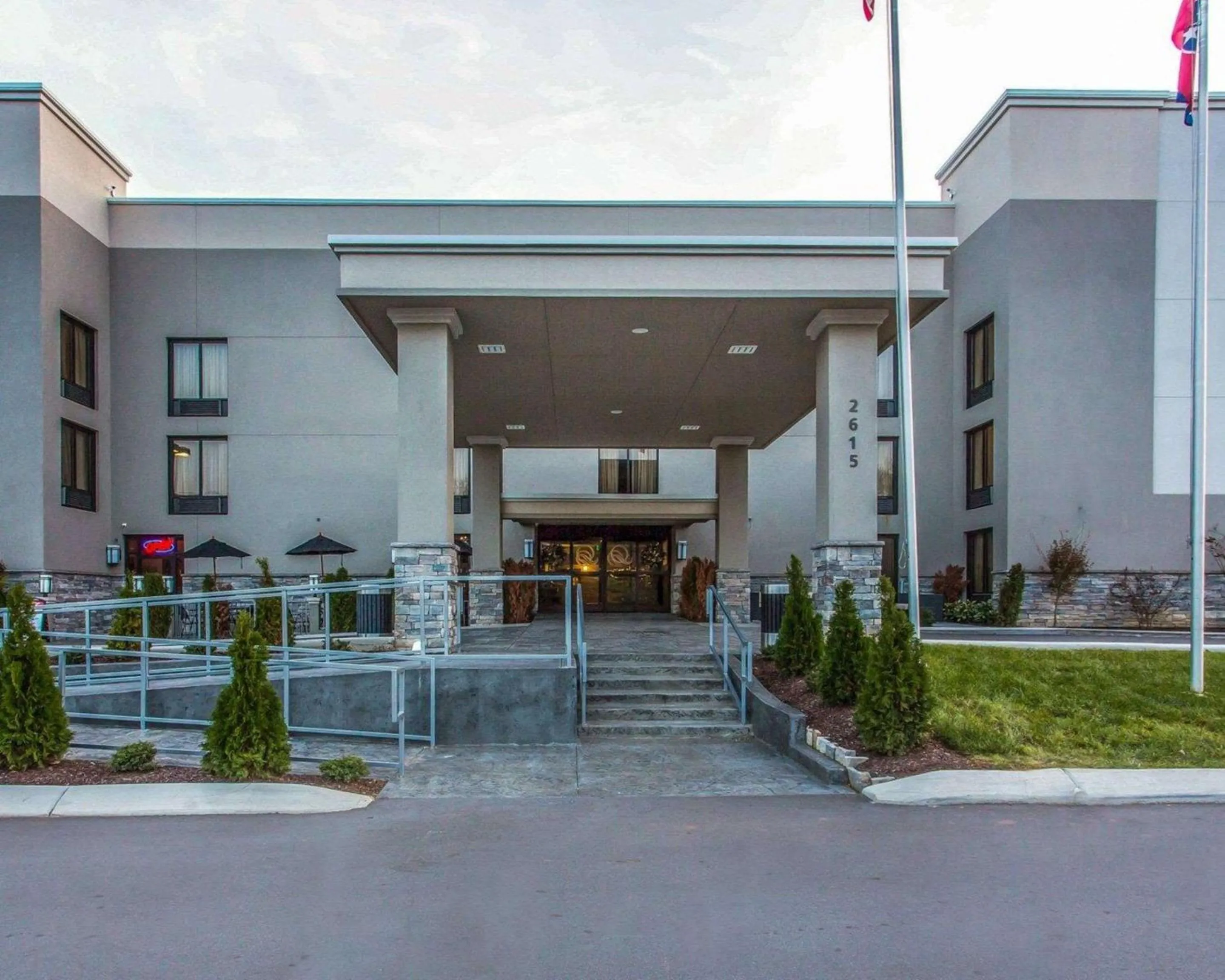 Property building in Quality Suites Nashville Airport