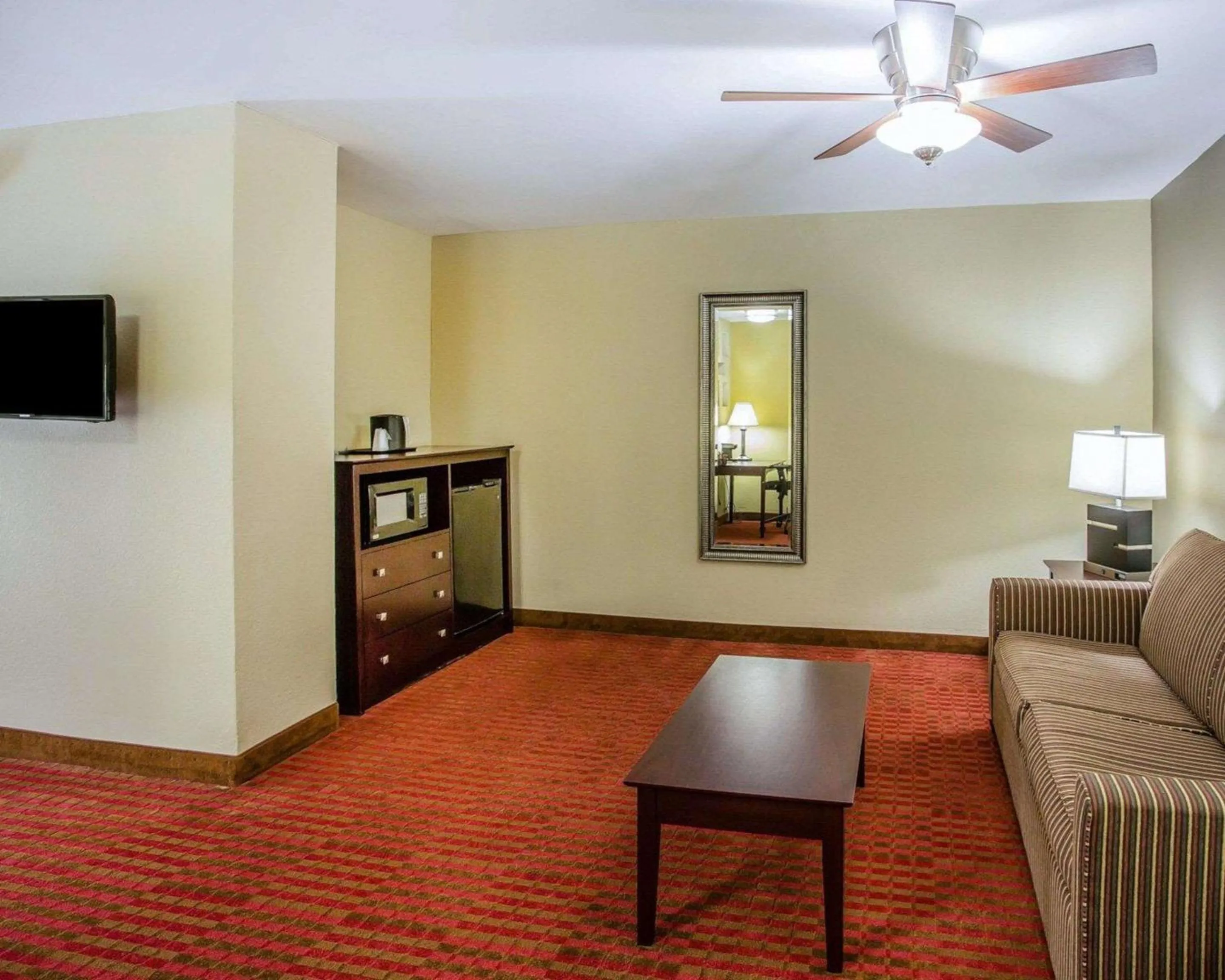 Photo of the whole room in Quality Suites Nashville Airport