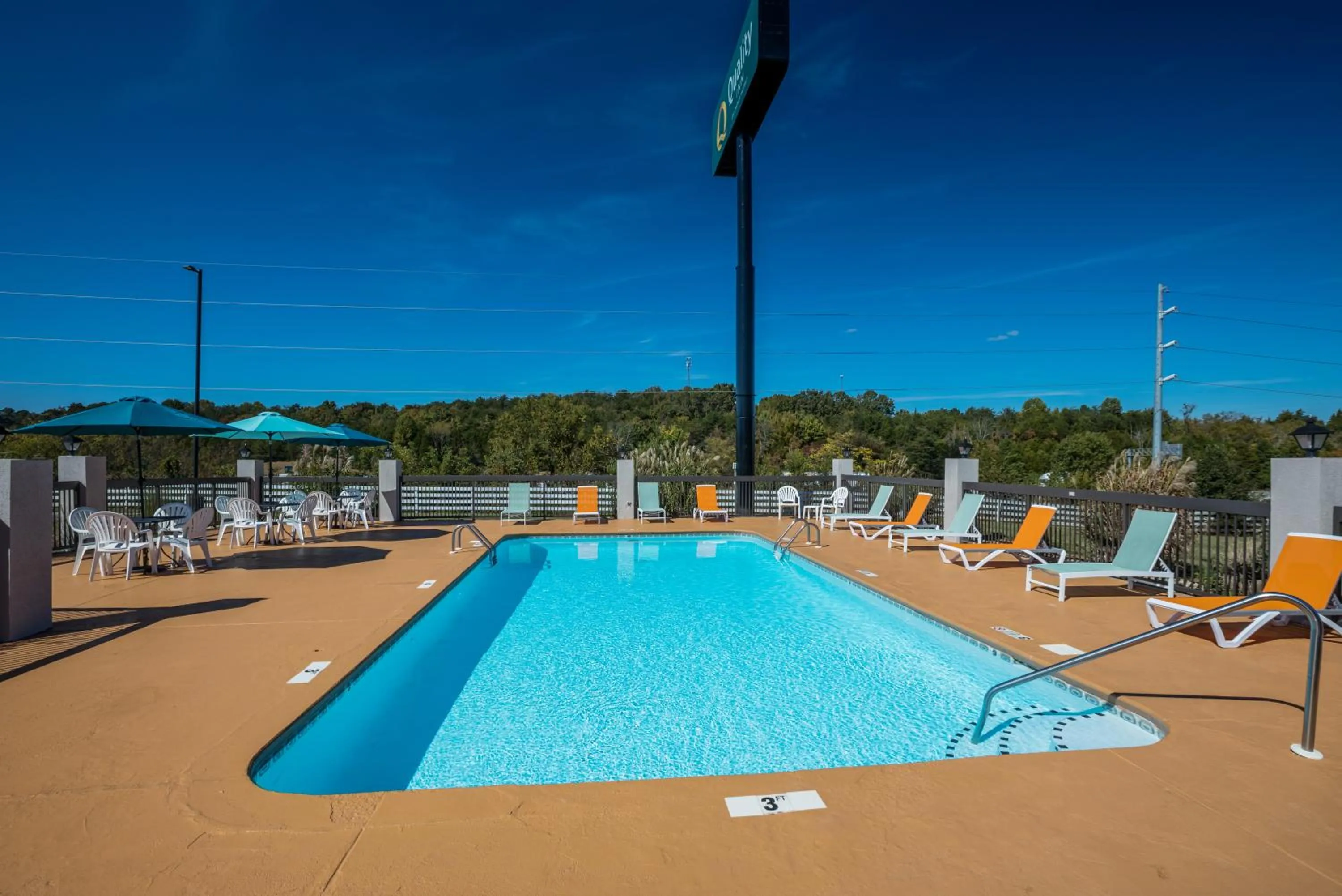 Swimming pool in Quality Inn Dandridge