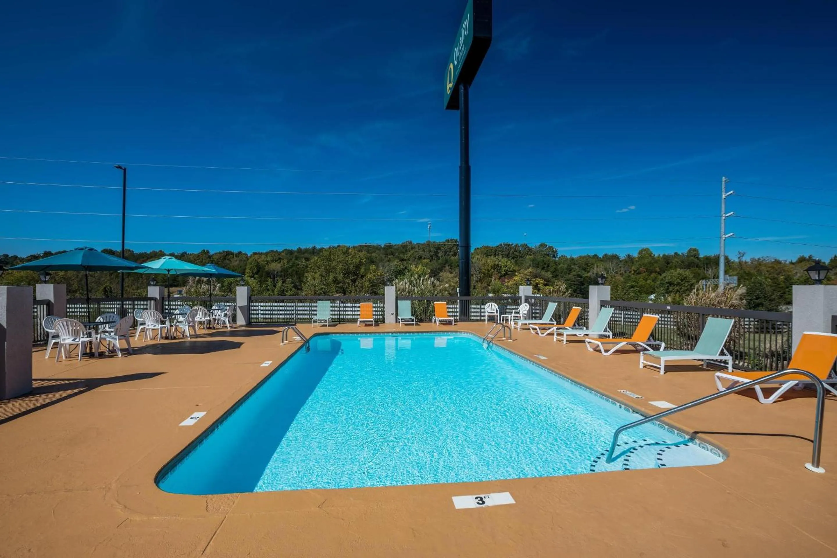 Swimming pool in Quality Inn Dandridge