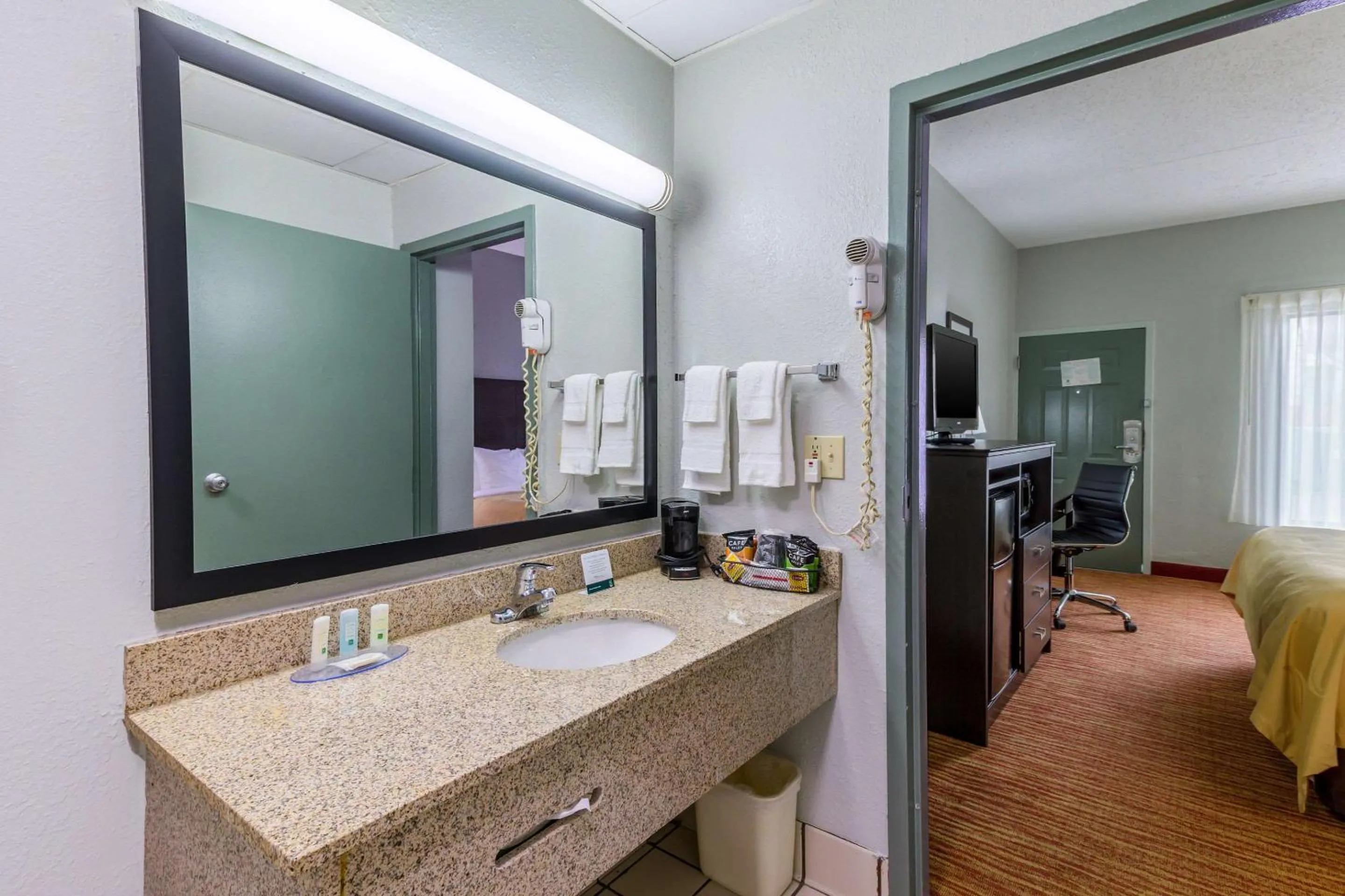 Bathroom, Bed in Quality Inn Goodlettsville