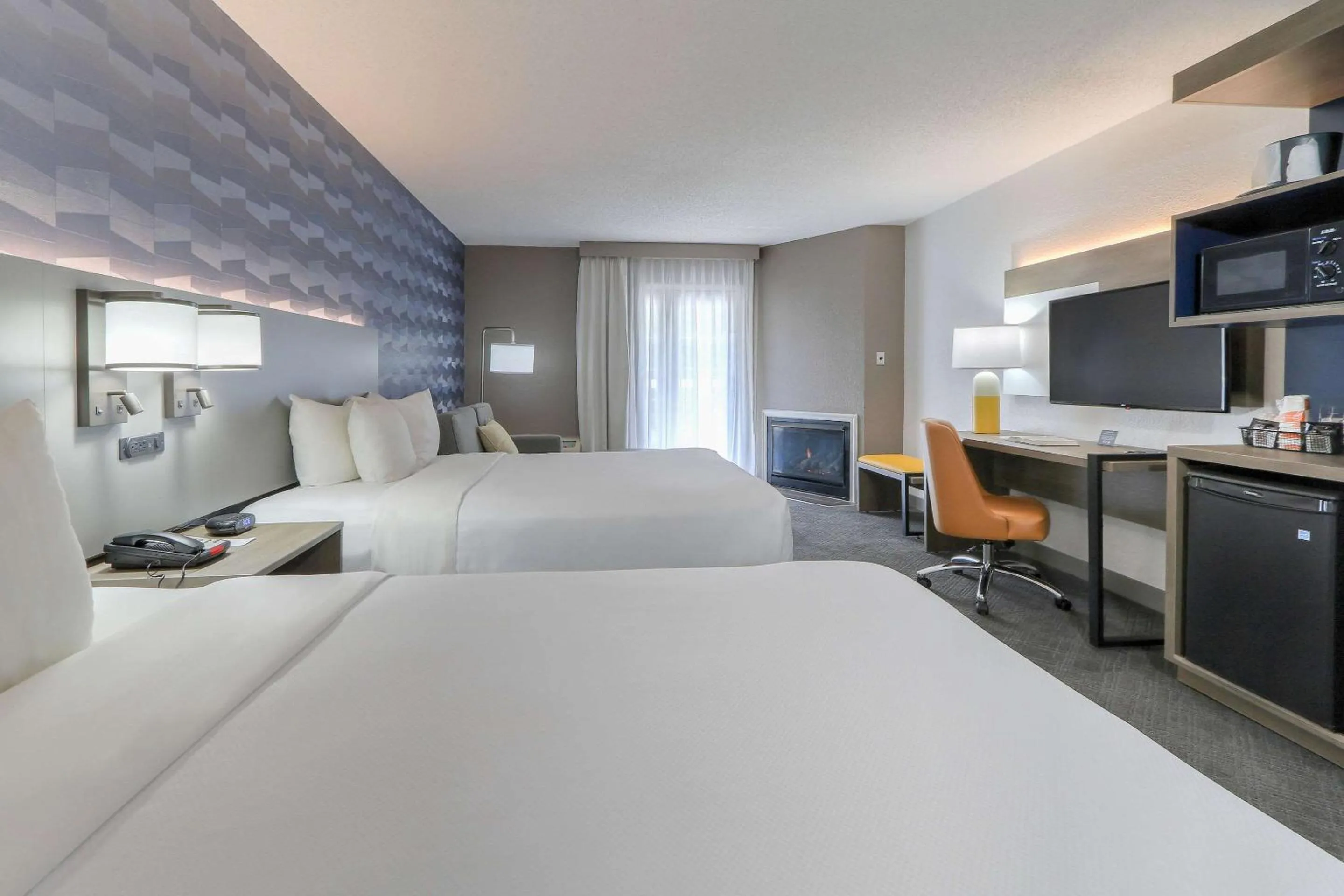 Bedroom, Bed in Comfort Inn & Suites at Dollywood Lane