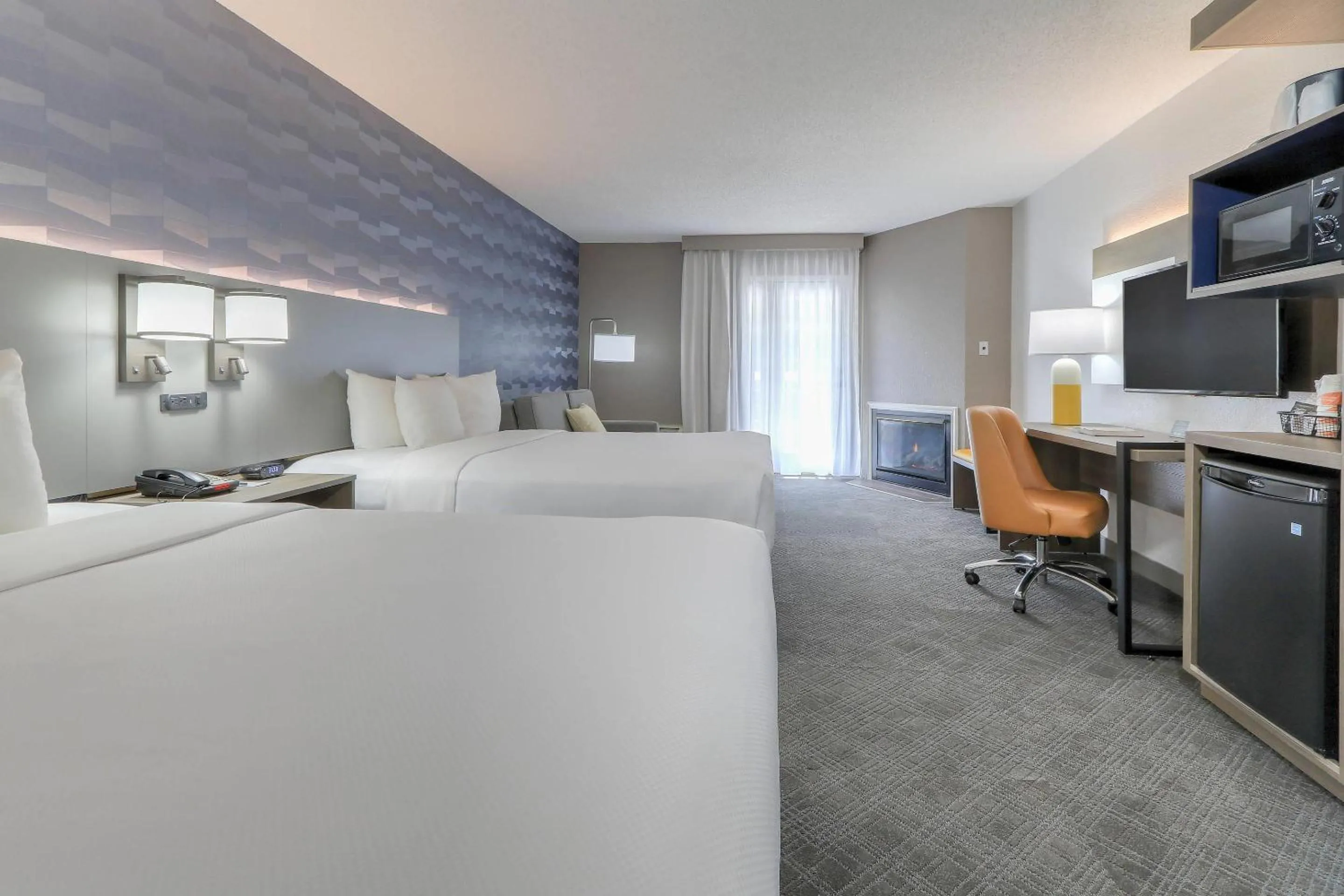 Bedroom, Bed in Comfort Inn & Suites at Dollywood Lane