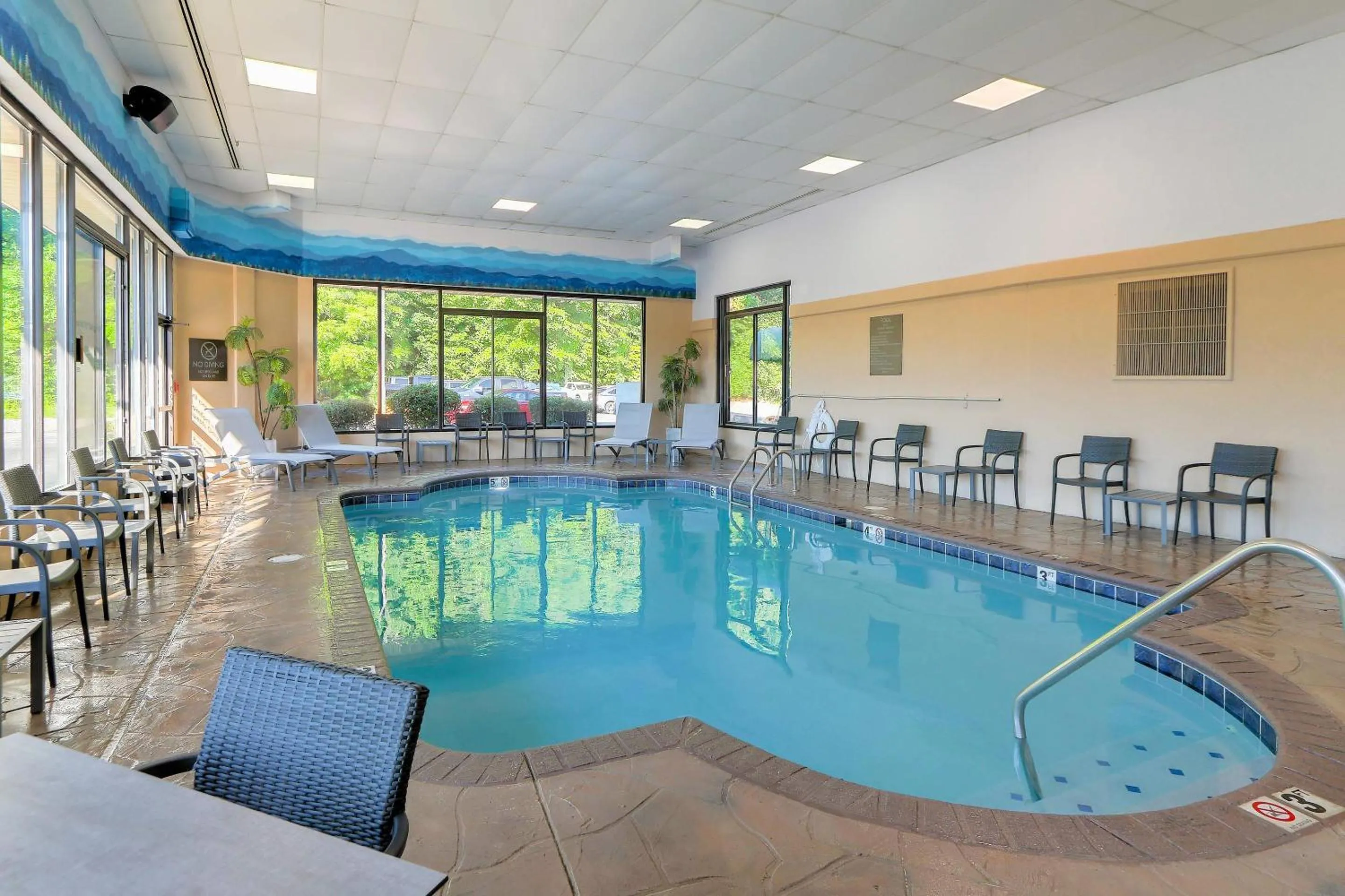 Swimming pool in Comfort Inn & Suites at Dollywood Lane