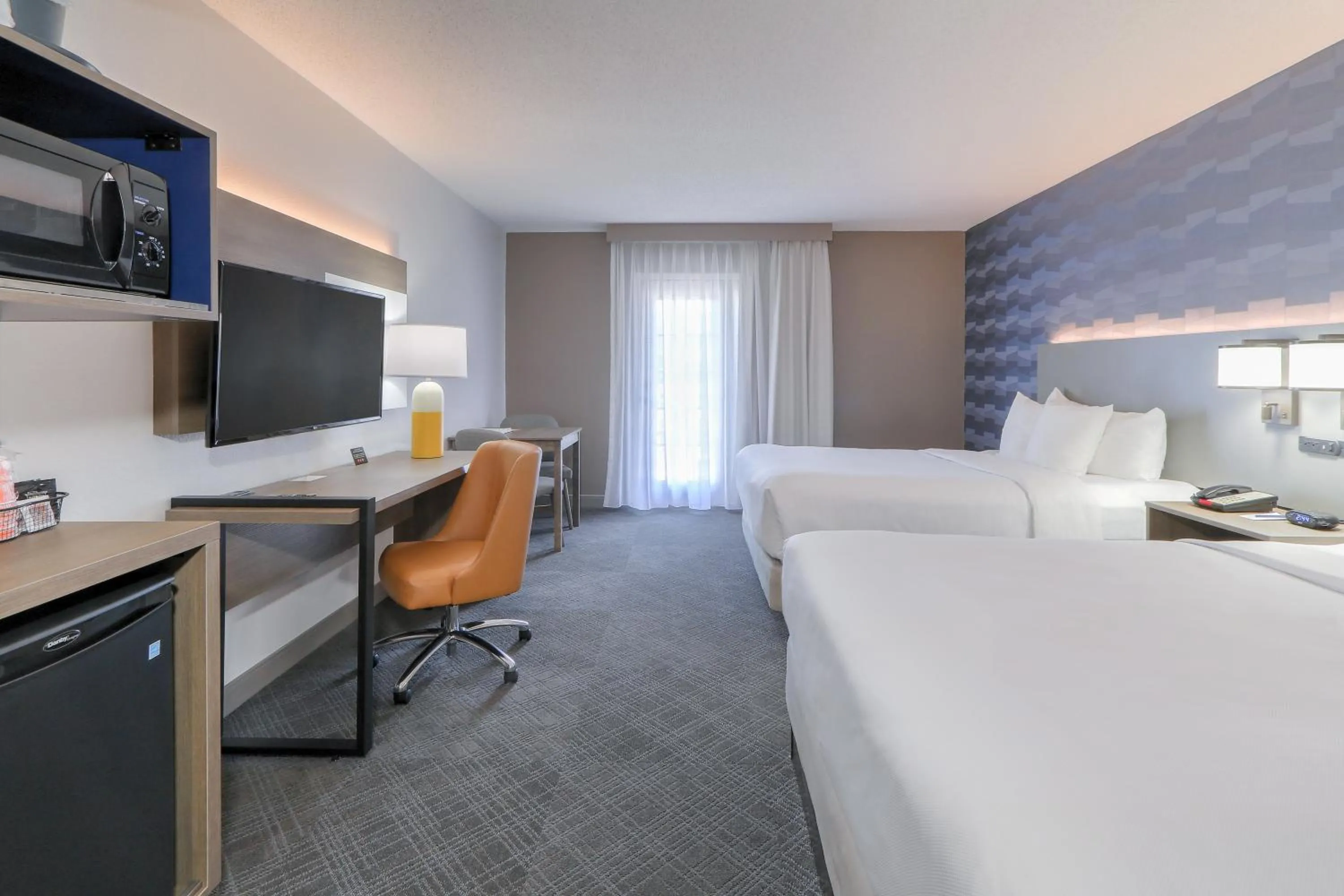 Photo of the whole room, Bed in Comfort Inn & Suites at Dollywood Lane