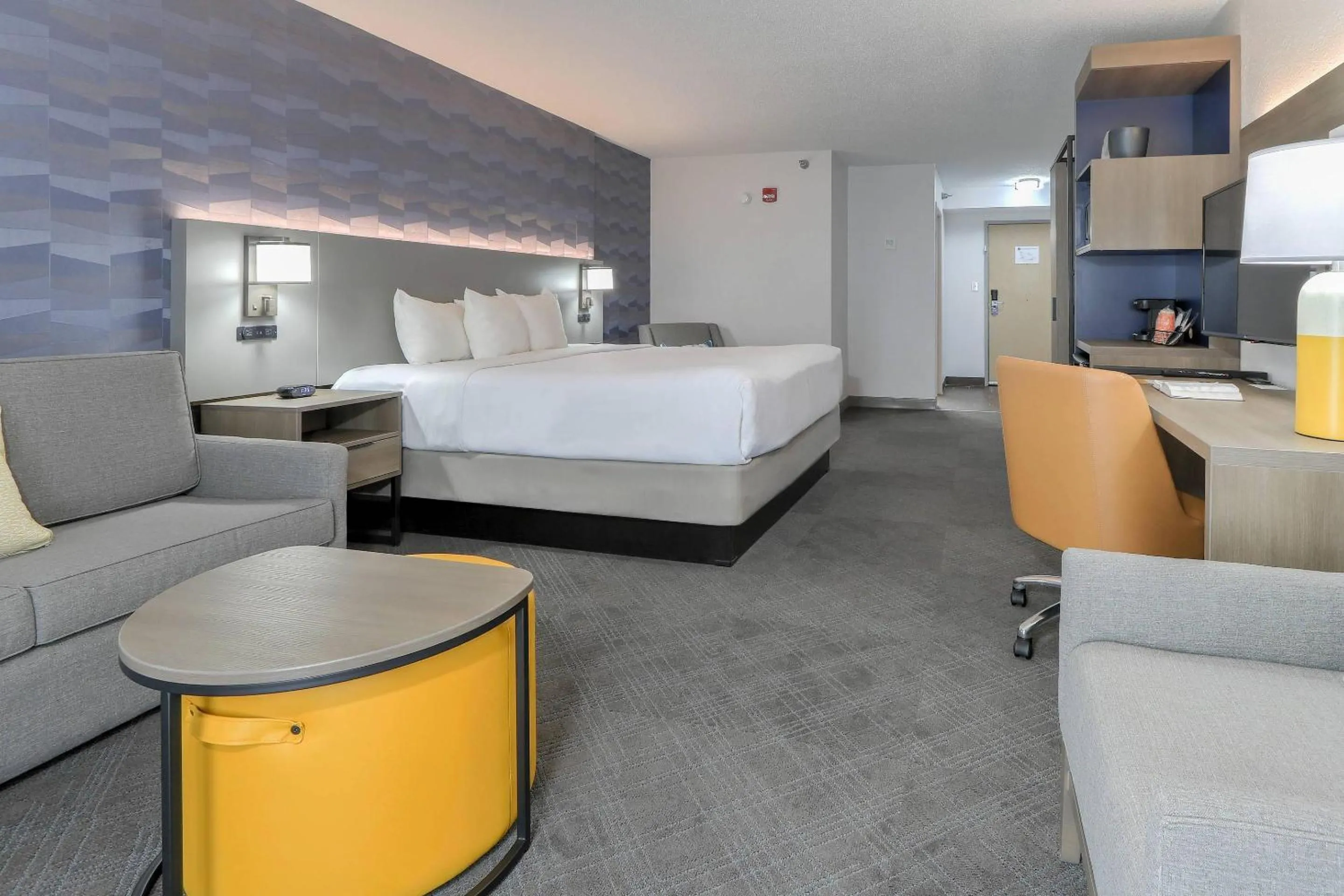 Bedroom, Bed in Comfort Inn & Suites at Dollywood Lane