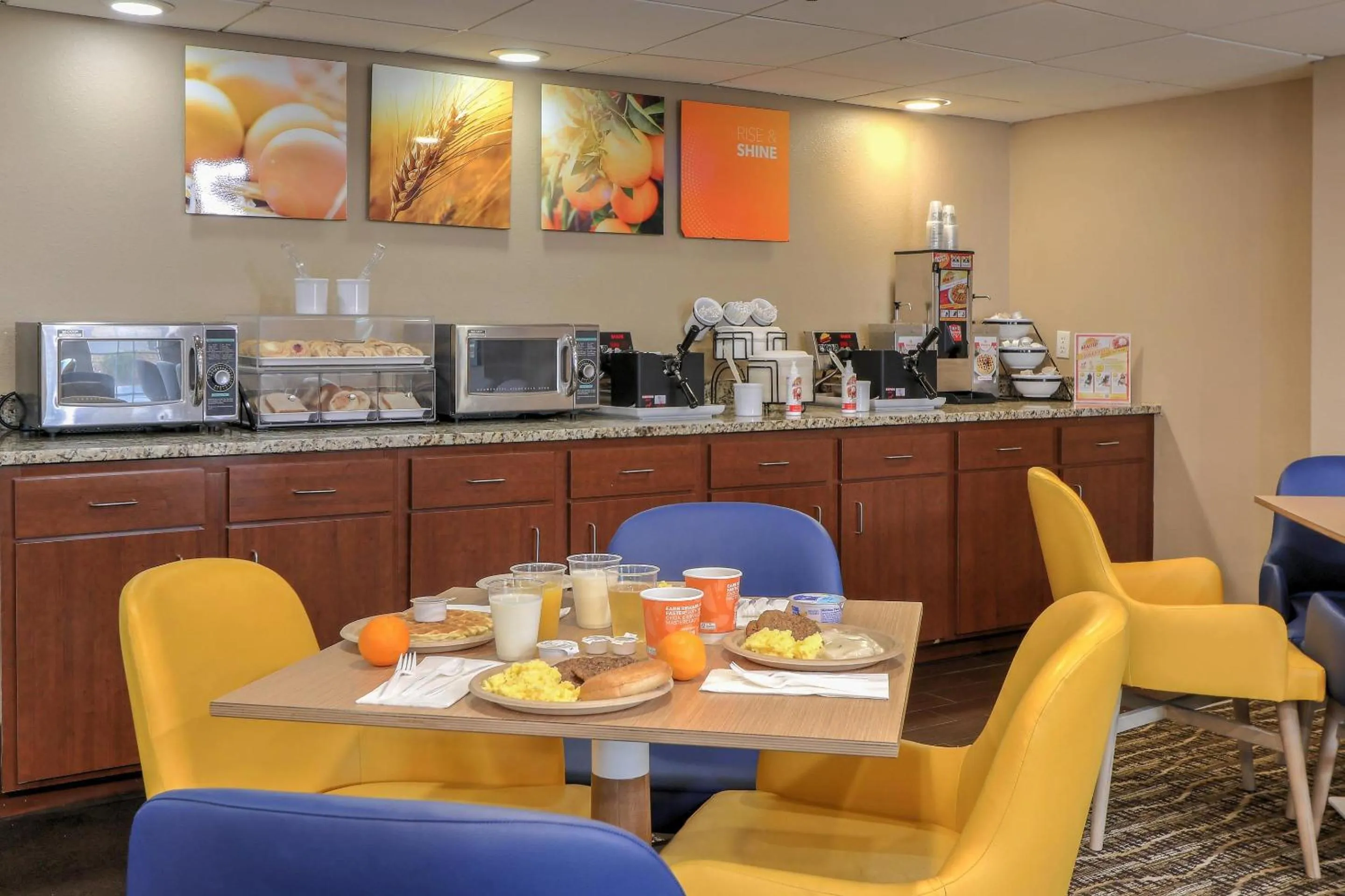 Breakfast in Comfort Inn & Suites at Dollywood Lane