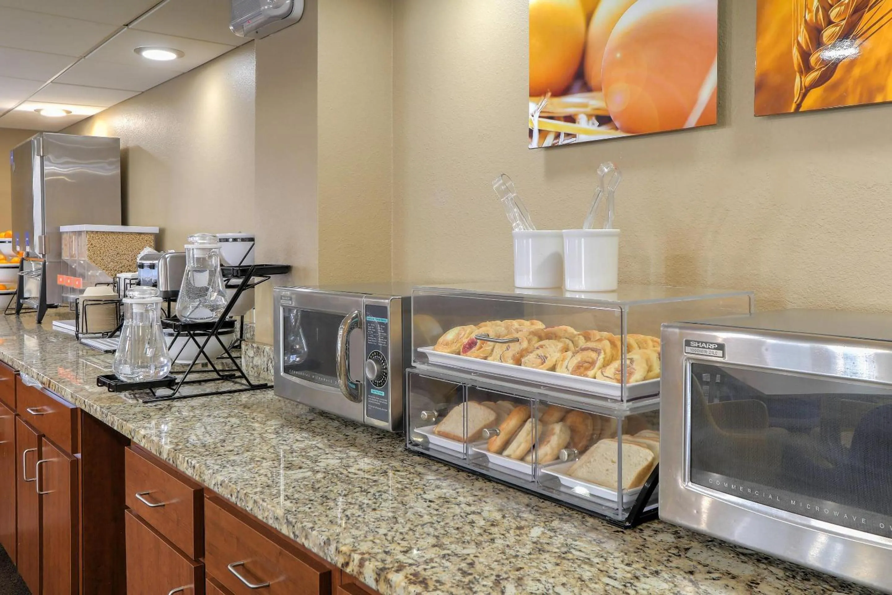 Breakfast in Comfort Inn & Suites at Dollywood Lane