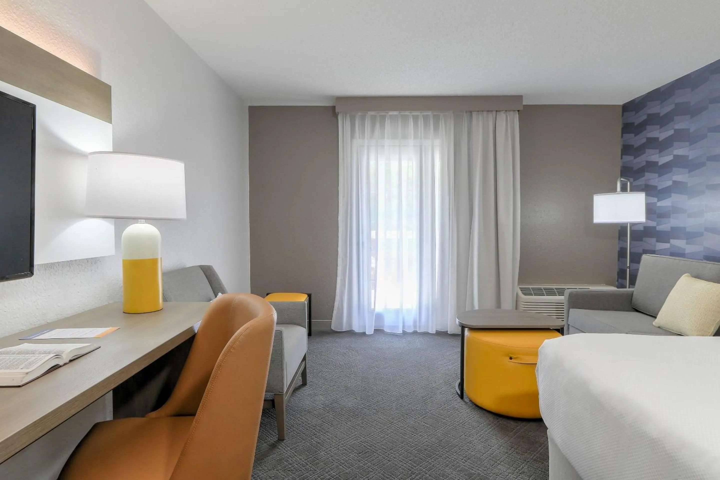 Bedroom, Bed in Comfort Inn & Suites at Dollywood Lane