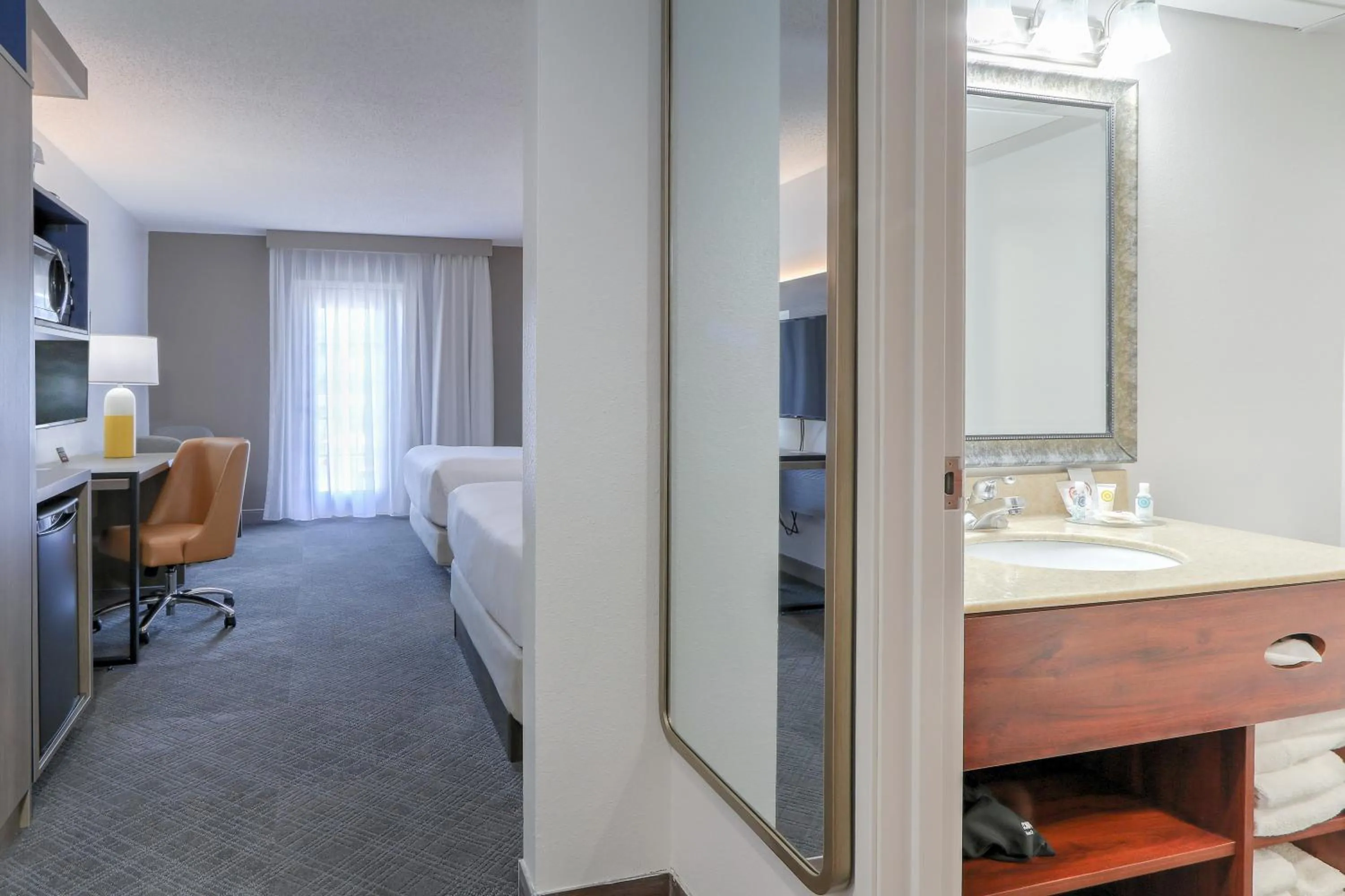 Photo of the whole room, Bed in Comfort Inn & Suites at Dollywood Lane