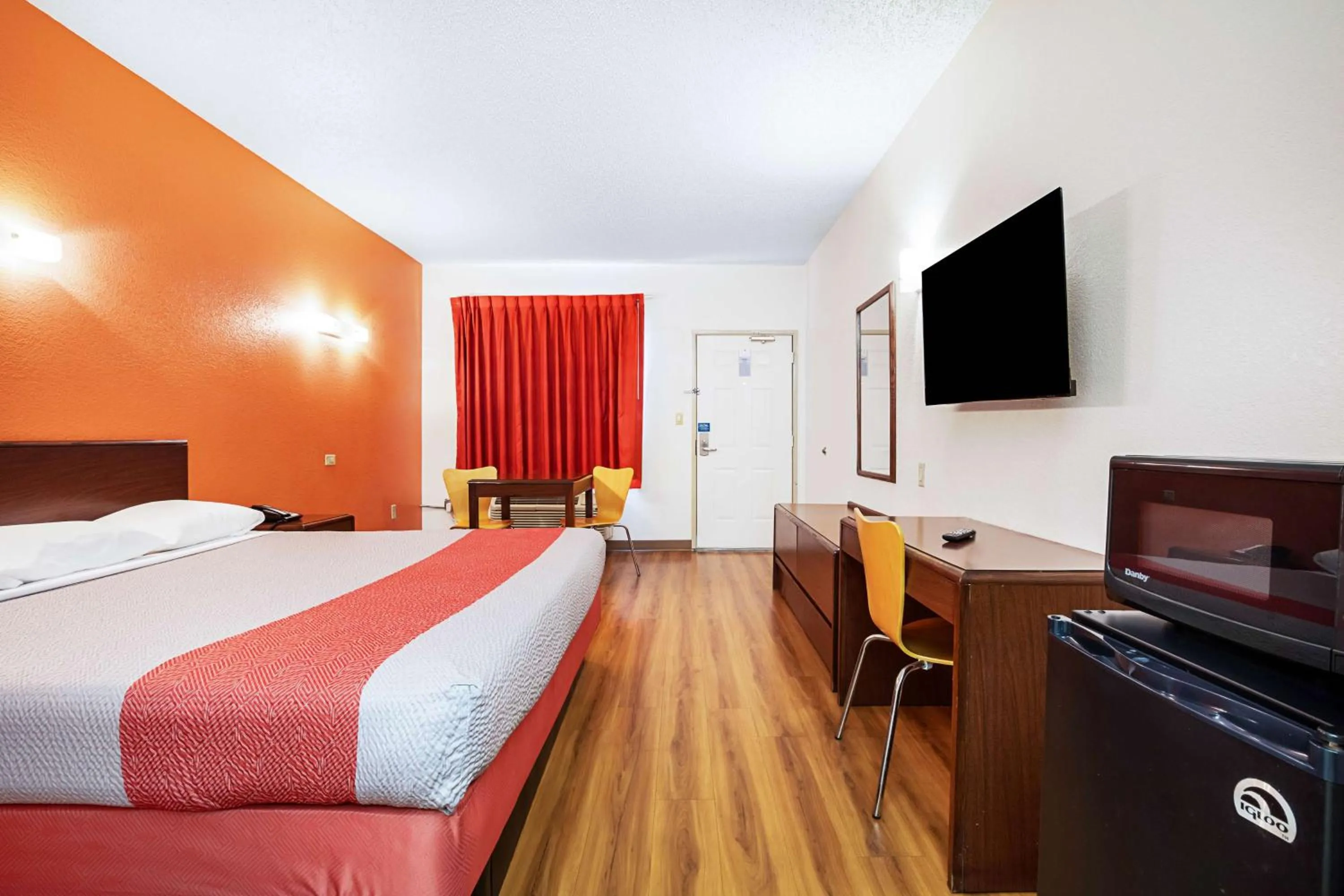 TV and multimedia, Bed in Motel 6-Covington, TN